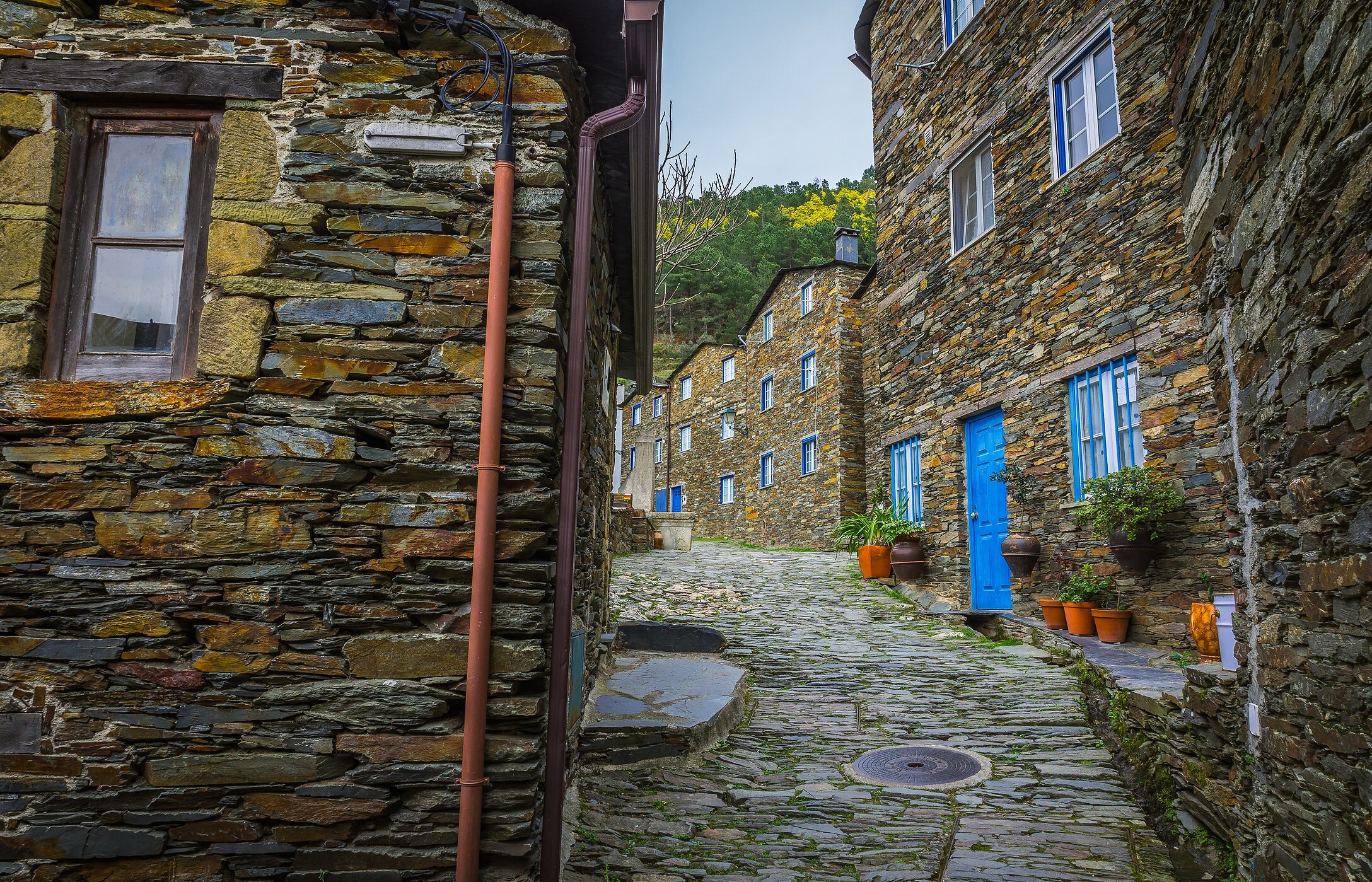 Piódão, con sus casas de pizarra y calles estrechas, es un refugio pintoresco que parece salido de un cuento de hadas