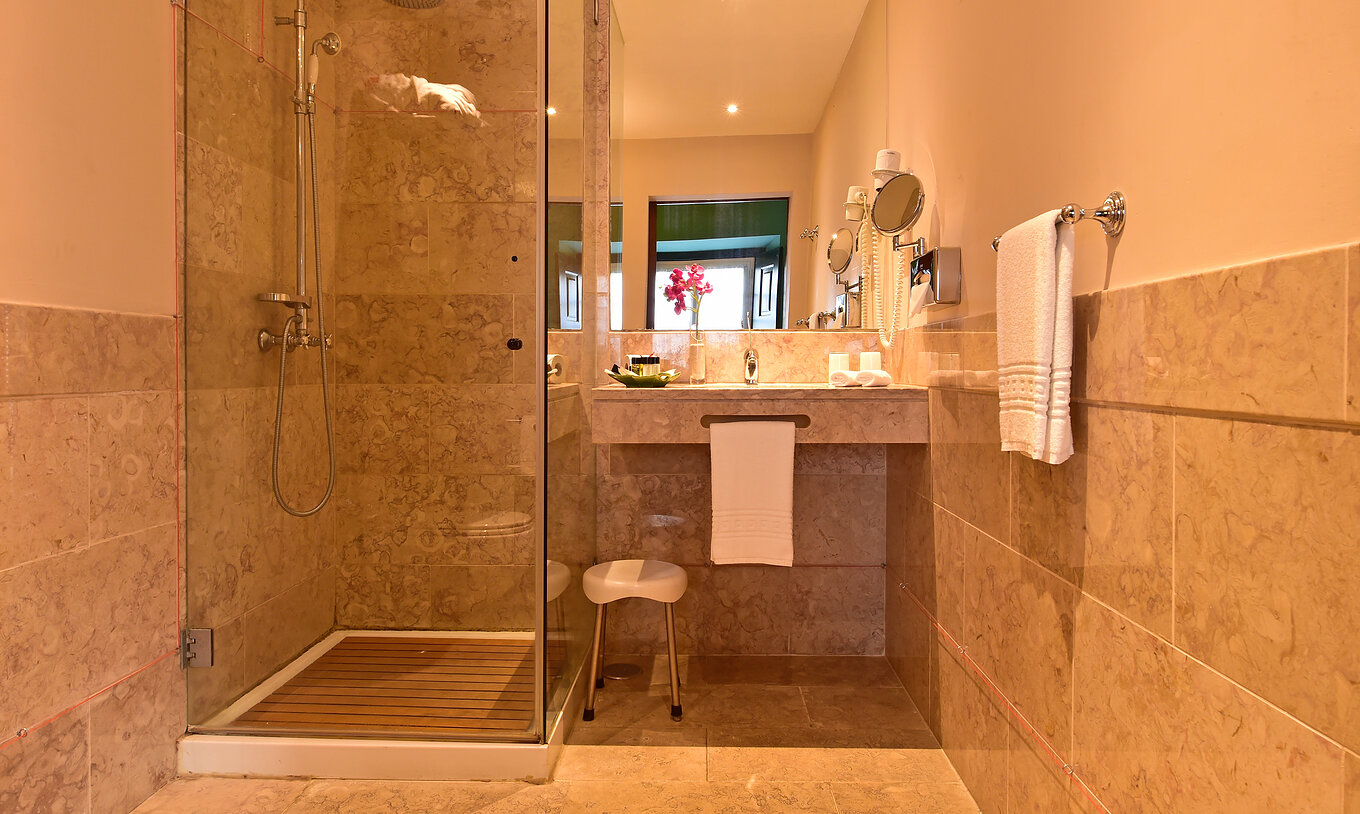 El cuarto Large Family Casa do Castelo de la Pousada Castelo Óbidos tiene un baño con ducha, lavabo y espejo