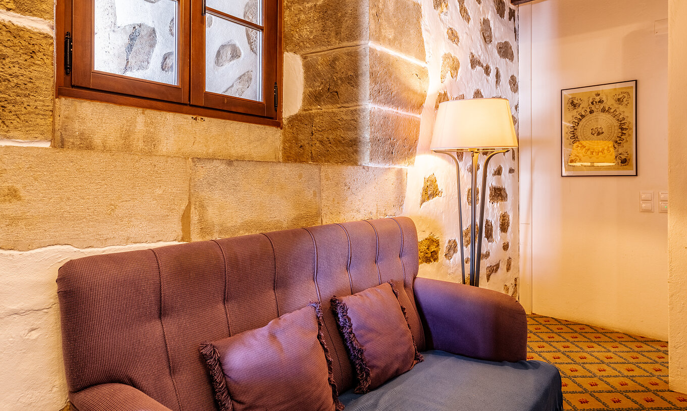 El Suite Especial de la Pousada Castelo Óbidos tiene un sofá cómodo, con lámpara y un cuadro