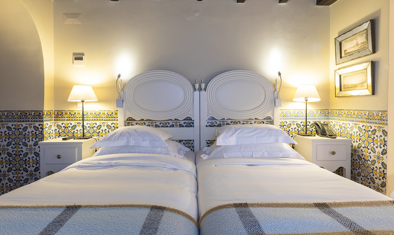El Suite Casa do Castelo de la Pousada Castelo Óbidos tiene dos camas individuales, con mesa de noche