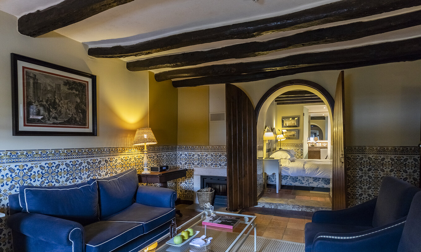 El Suite Casa do Castelo de la Pousada Castelo Óbidos tiene una sala con sofá, mesa de centro, y dos sillones
