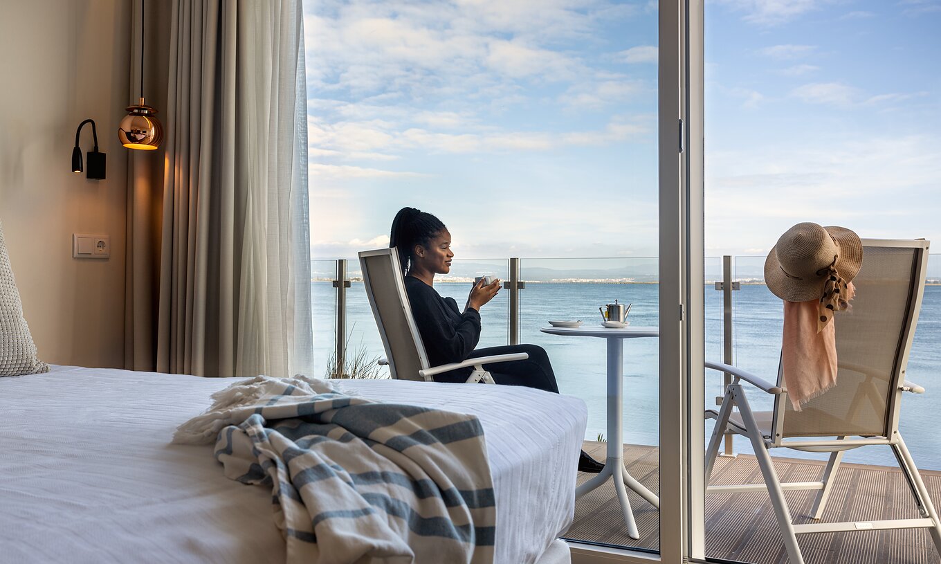 El Superior Terraza de la Pousada Ria - Aveiro cuenta con una cama y balcón espacioso con vista panorámica de la ría de Aveiro