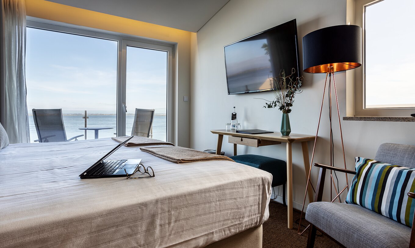 El Superior Terraza de la Pousada Ria - Aveiro cuenta con una cama de casal, una televisión y un balcón con vista a la ría