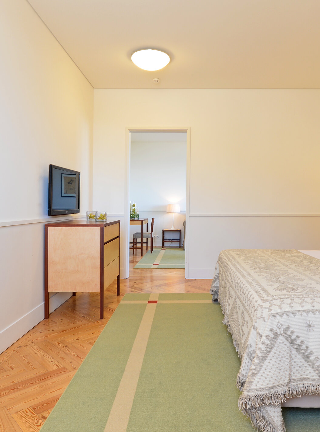 La Large Family de la Pousada Serra da Estrela tiene un cuarto con cama de casal, un baño y una pequeña sala de estar