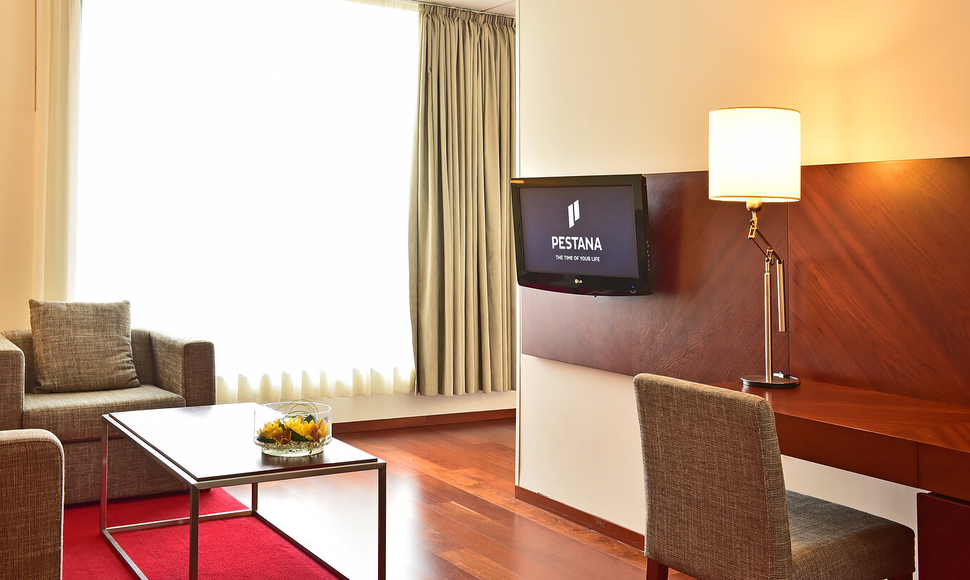 La Special Suite de la Pousada Viseu tiene dos sofás, mesa, televisión y escritorio con una silla