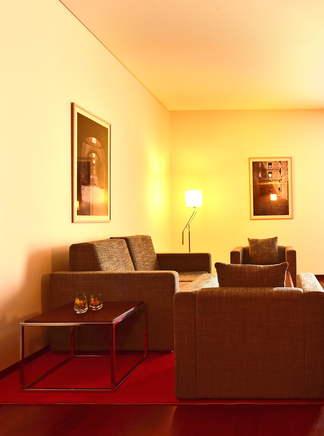 La Standard Suite de la Pousada Viseu cuenta con sofá, dos sillones, un escritorio con silla y televisión