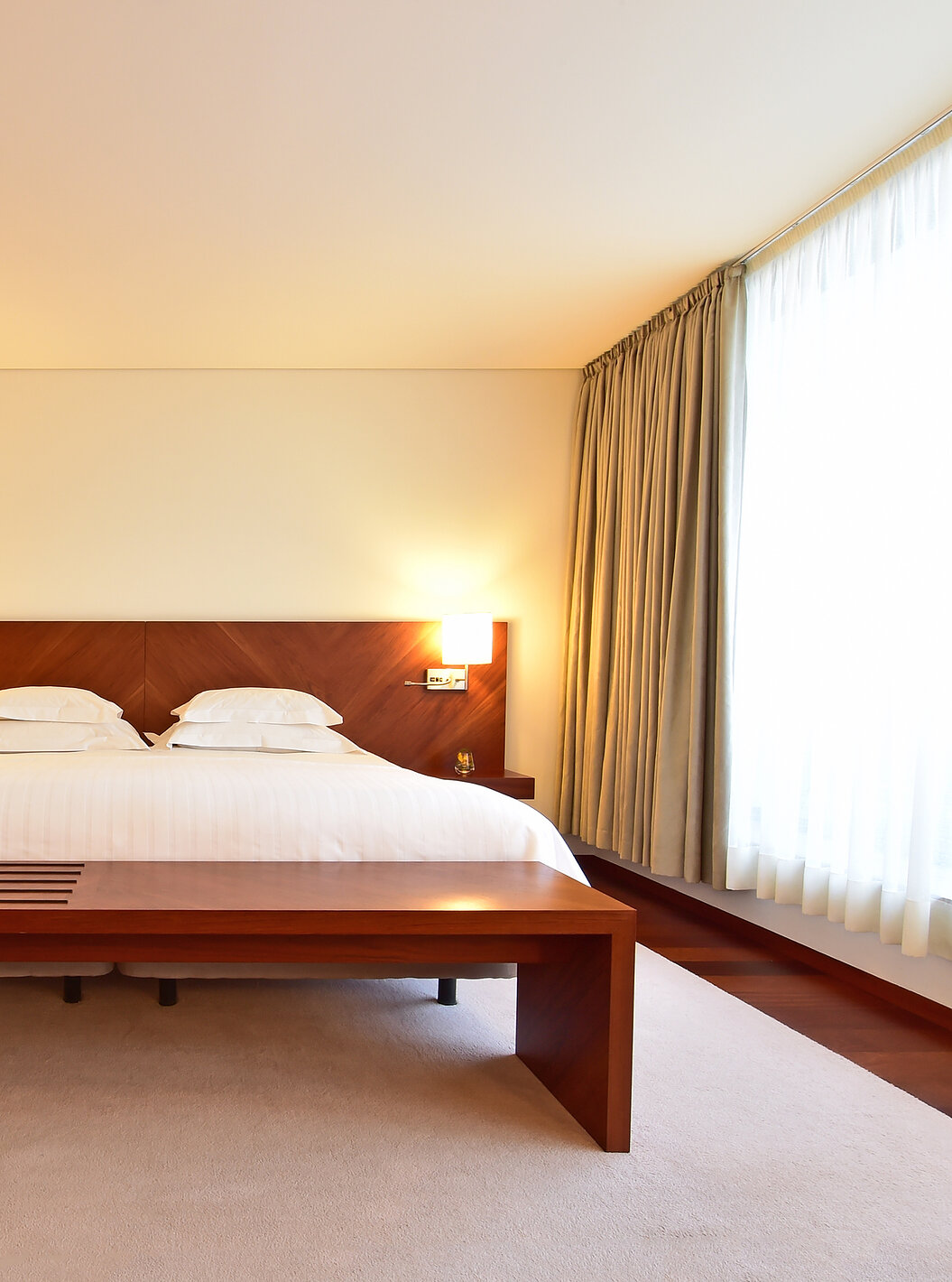 El Cuarto Superior de la Pousada Viseu cuenta con cama de matrimonio y mesita de noche con lámpara a cada lado