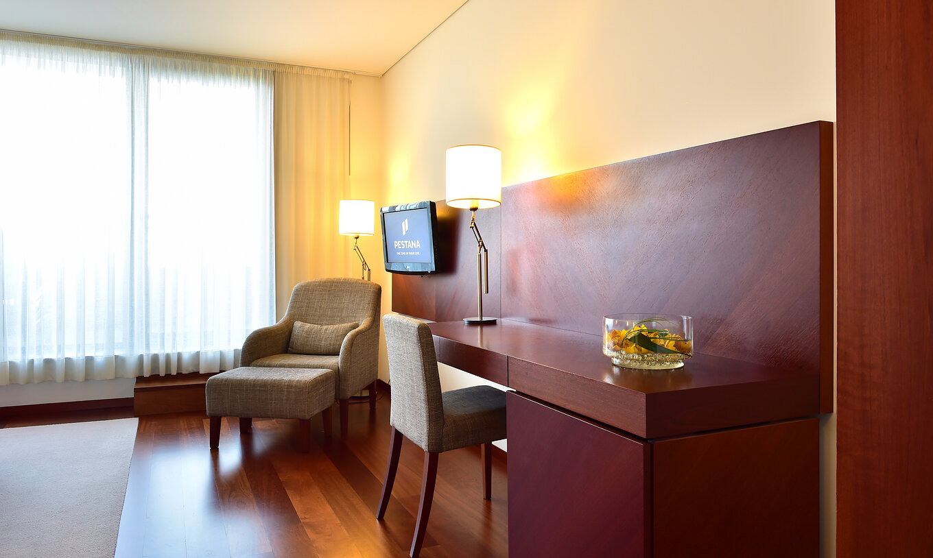 El Cuarto Superior de la Pousada Viseu cuenta con escritorio con silla y lámpara, y un sillón al lado