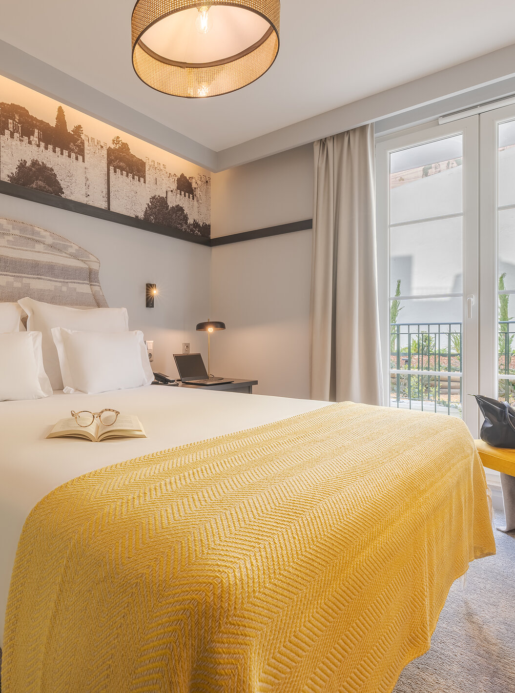 El Comfort Balcony de la Pousada Alfama tiene una cama doble con sábanas blancas, una manta amarilla y un pequeño balcón