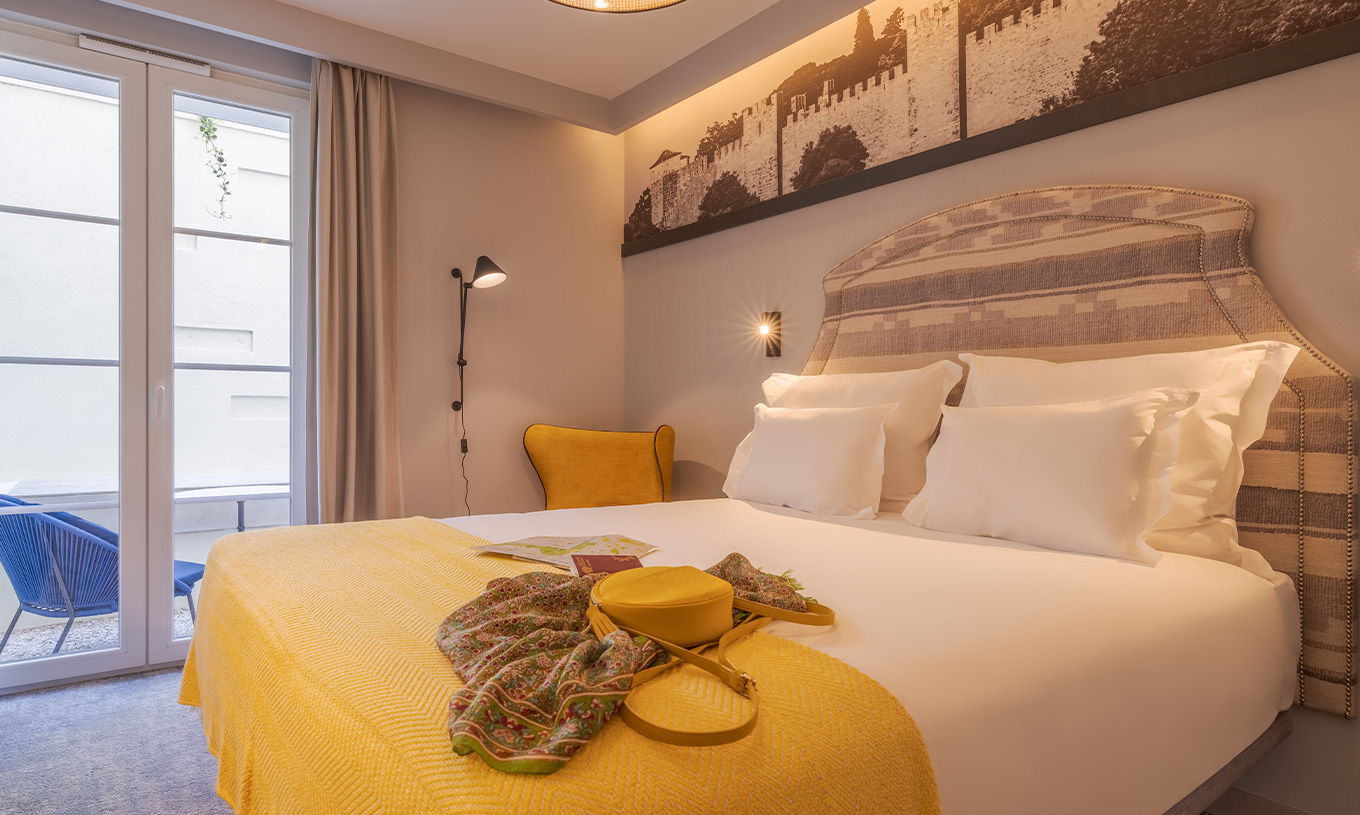 El Comfort Terrace de la Pousada Alfama tiene una cama de matrimonio que está cerca del acceso al balcón del cuarto