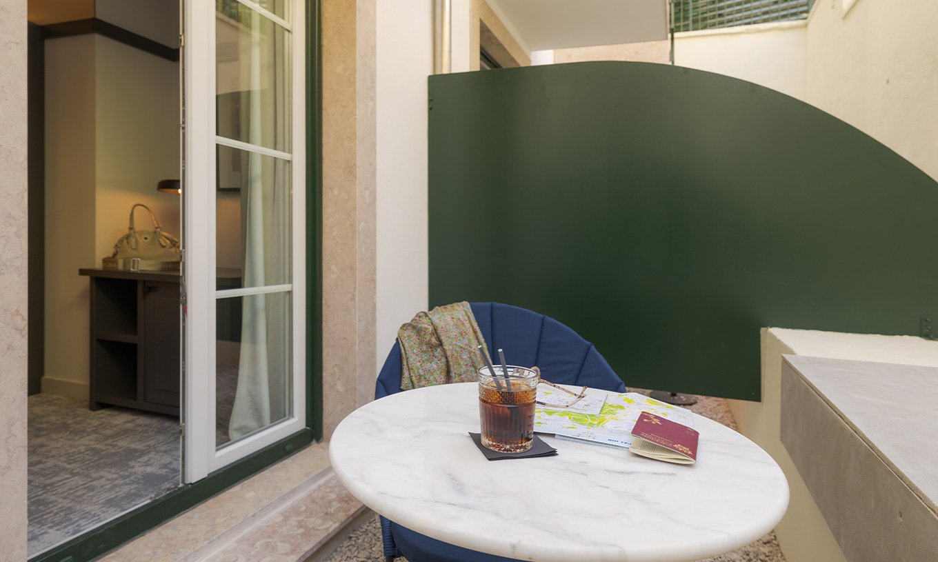 El Comfort Terrace de la Pousada Alfama tiene un pequeño balcón con mesa y sillas donde puede relajarse y beber algo