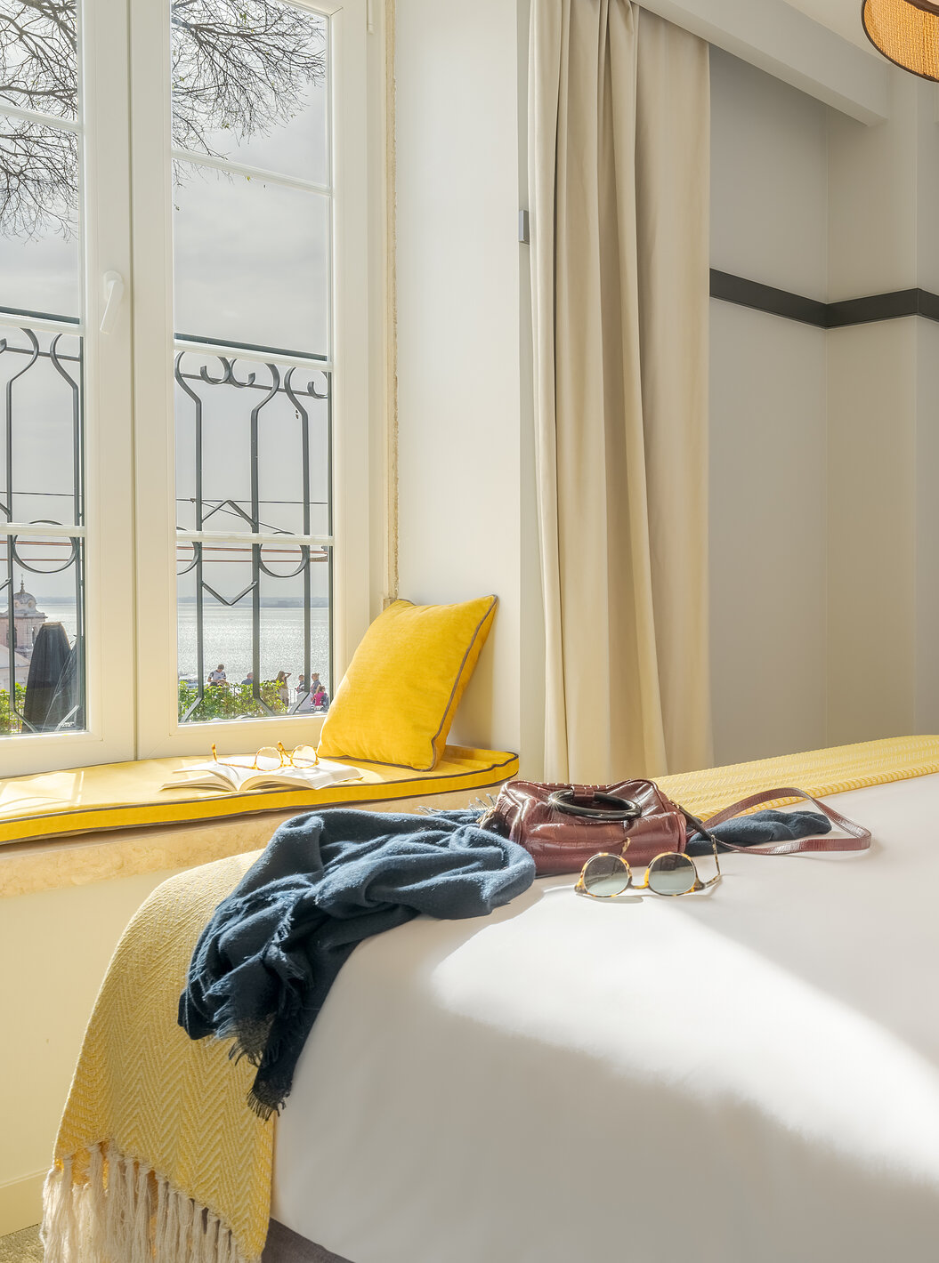 La habitación Large Family de la Pousada Alfama tiene una cama doble con vistas al río y un banco integrado en la ventana