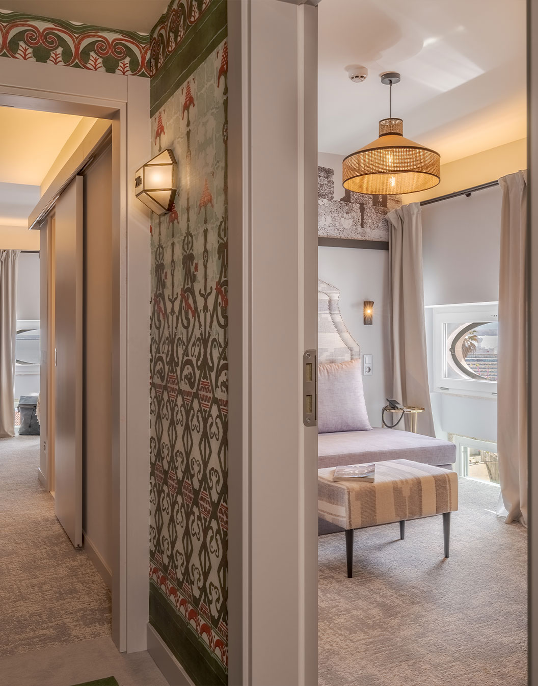 La Suite Portas do Sol de la Pousada Alfama tiene un pasillo que conecta la sala y el cuarto con cama de matrimonio