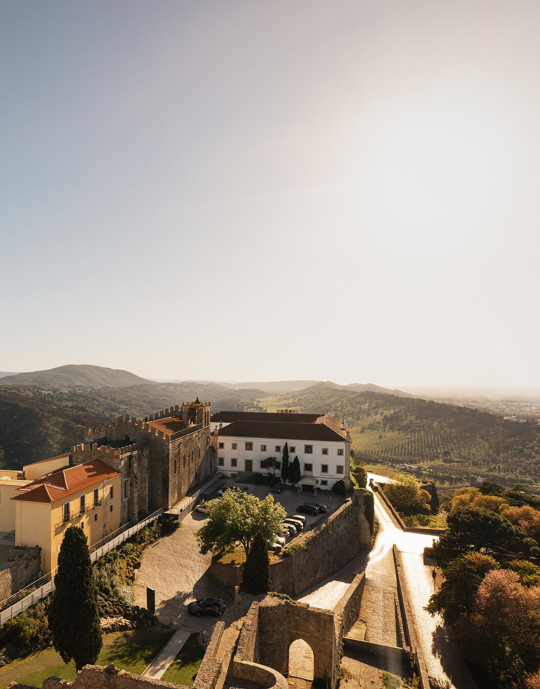 Vista panorámica de Pousada Castelo Palmela, hotel con vista a la Serra da Arrábida, con un castillo y torres