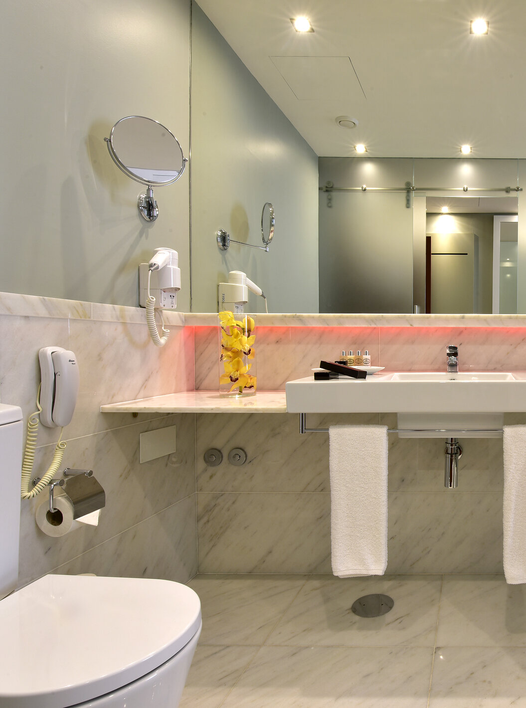 La Classic King Size Bed de la Pousada Lisboa Praça do Comércio tiene un baño de mármol con ducha de cristal