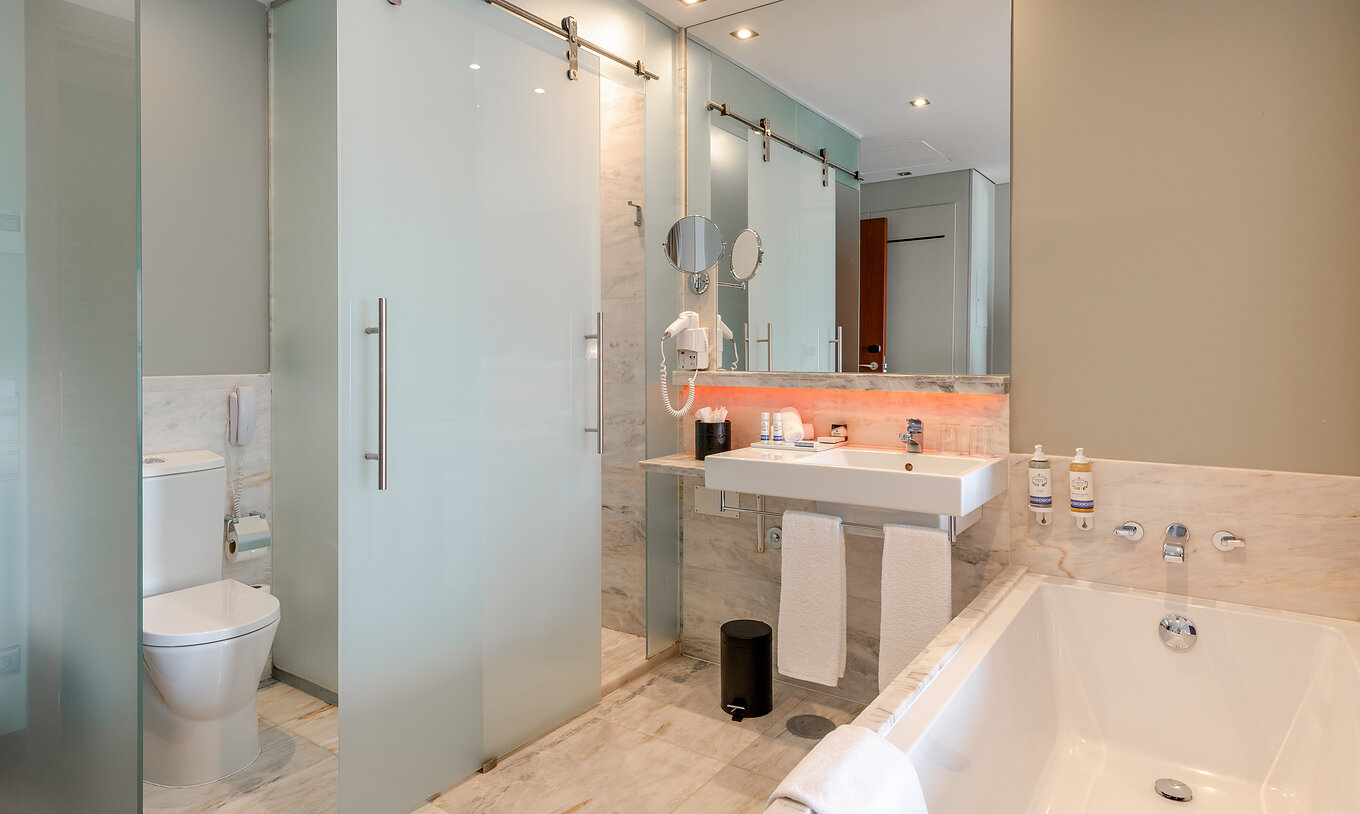 La Premium King Size Bed de la Pousada de Lisboa Praça do Comércio tiene baño con inodoro, lavabo, espejo y bañera