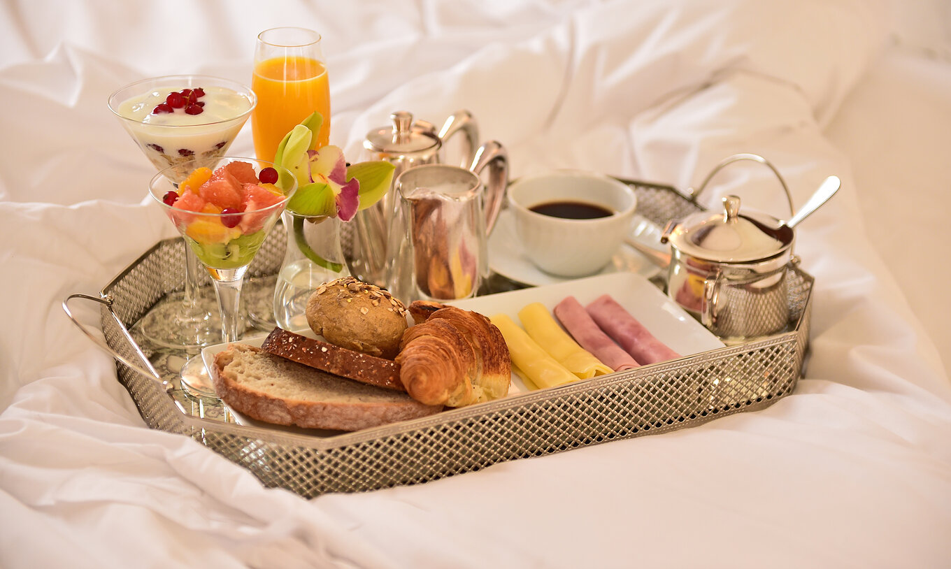En el Clásica Familiar de la Pousada Palácio Queluz puede disfrutar de un desayuno, con ensalada de frutas, jugo y croissants