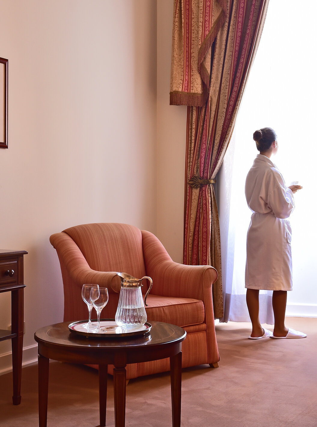 En la Suite Standard de la Pousada Palácio Queluz, aproveche para disfrutar de la sala con un sillón y una mesa auxiliar