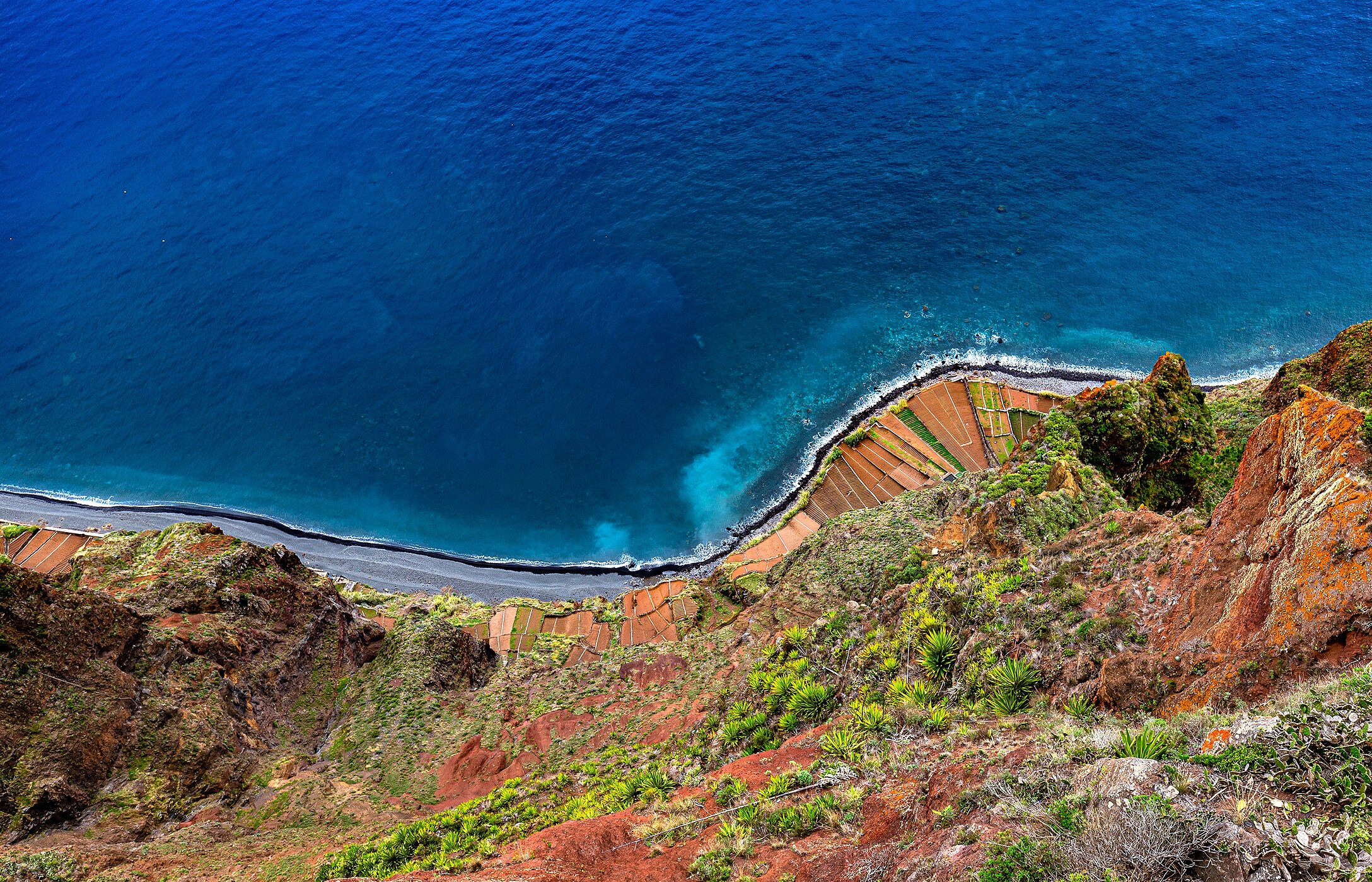 Vista desde el mirador de Cabo Girão donde se ve la línea del mar azul y el acantilado