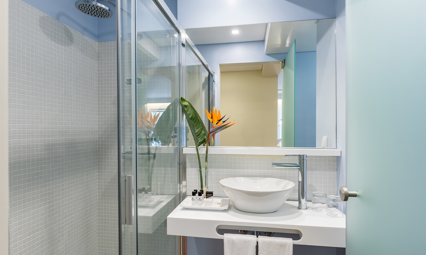 El Cuarto Deluxe Bay View del Pestana Churchill Bay tiene tonos salmón, con una cama doble, una terraza y un sillón