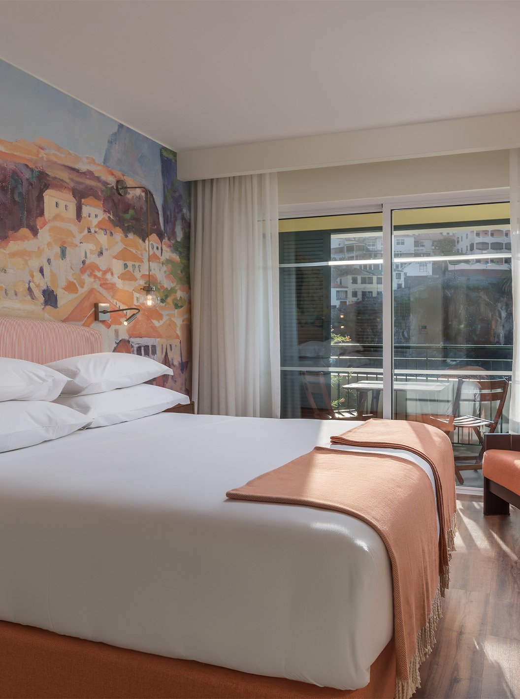 El Cuarto Deluxe Superior Bay View del Pestana Churchill Bay tiene una terraza con vista al mar, donde se puede beber vino