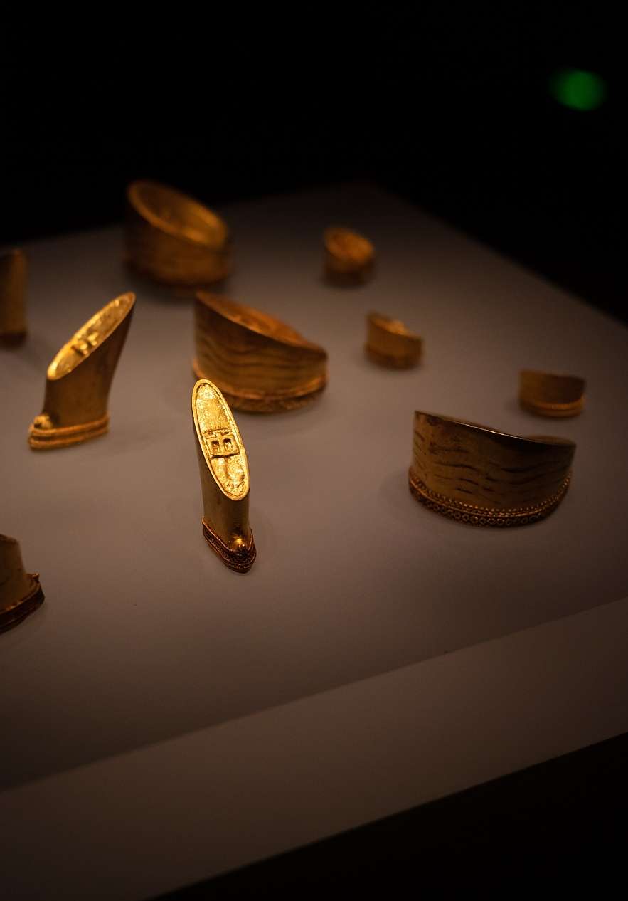 Museo del oro cerca de Pousada Mosteiro Guimarães, Hotel em Guimarães com Piscina con joyas antiguas exhibidas