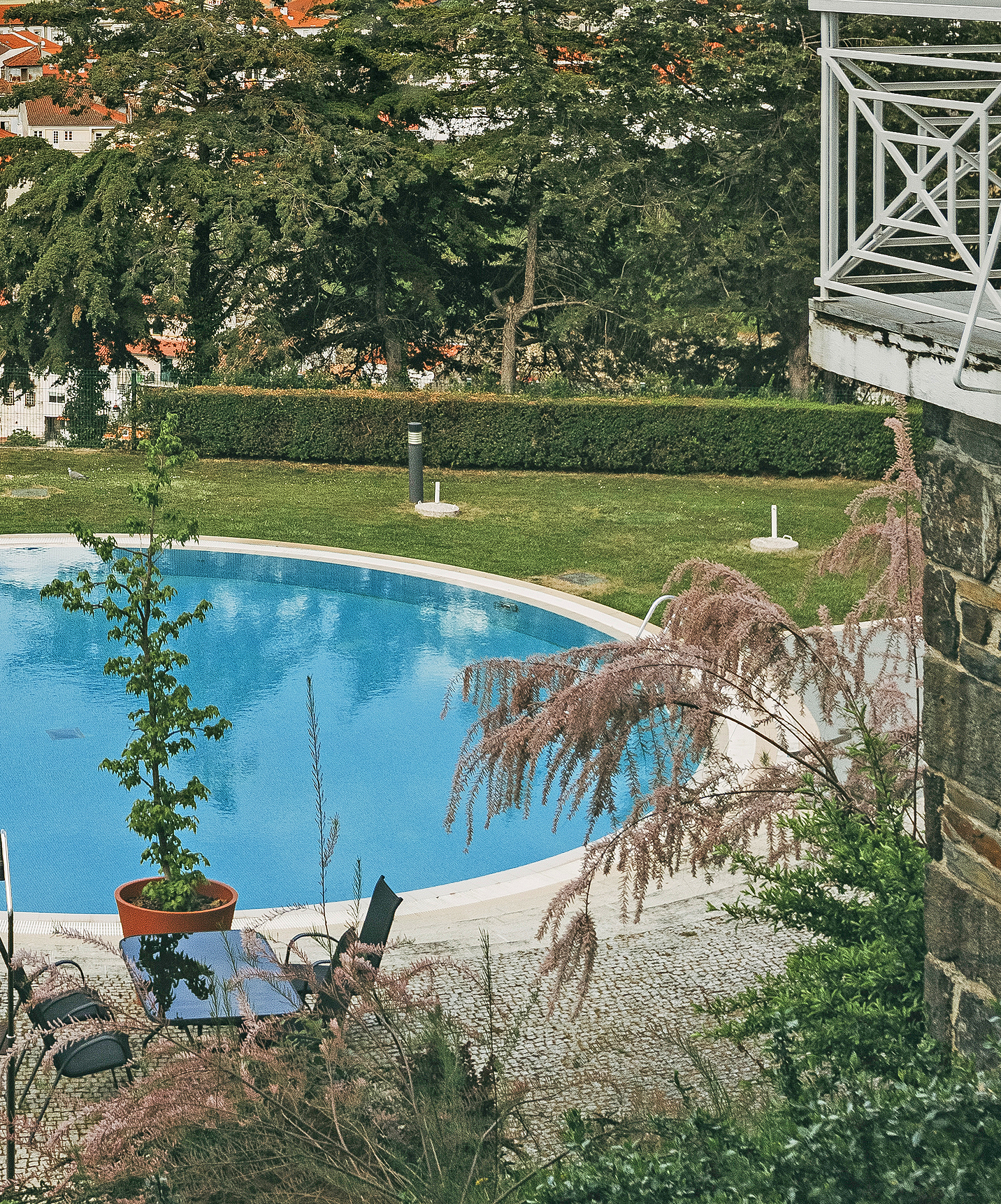 Pousada Bragança, hotel en el norte, en Bragança, tiene piscina exterior azul, con césped alrededor