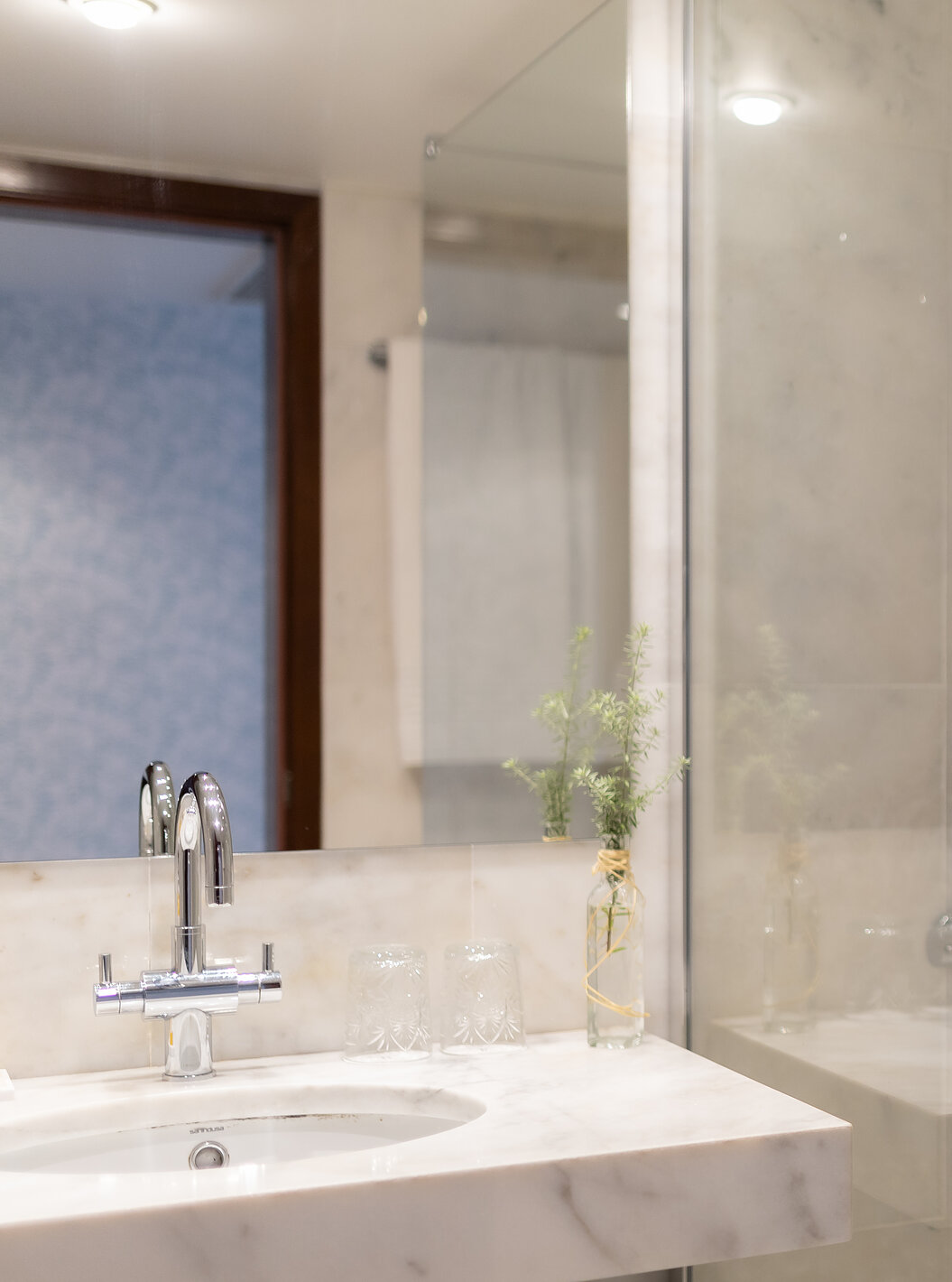La Habitación Familiar Grande de la Pousada Caniçada - Gerês tiene un baño con ducha y lavabo con espejo