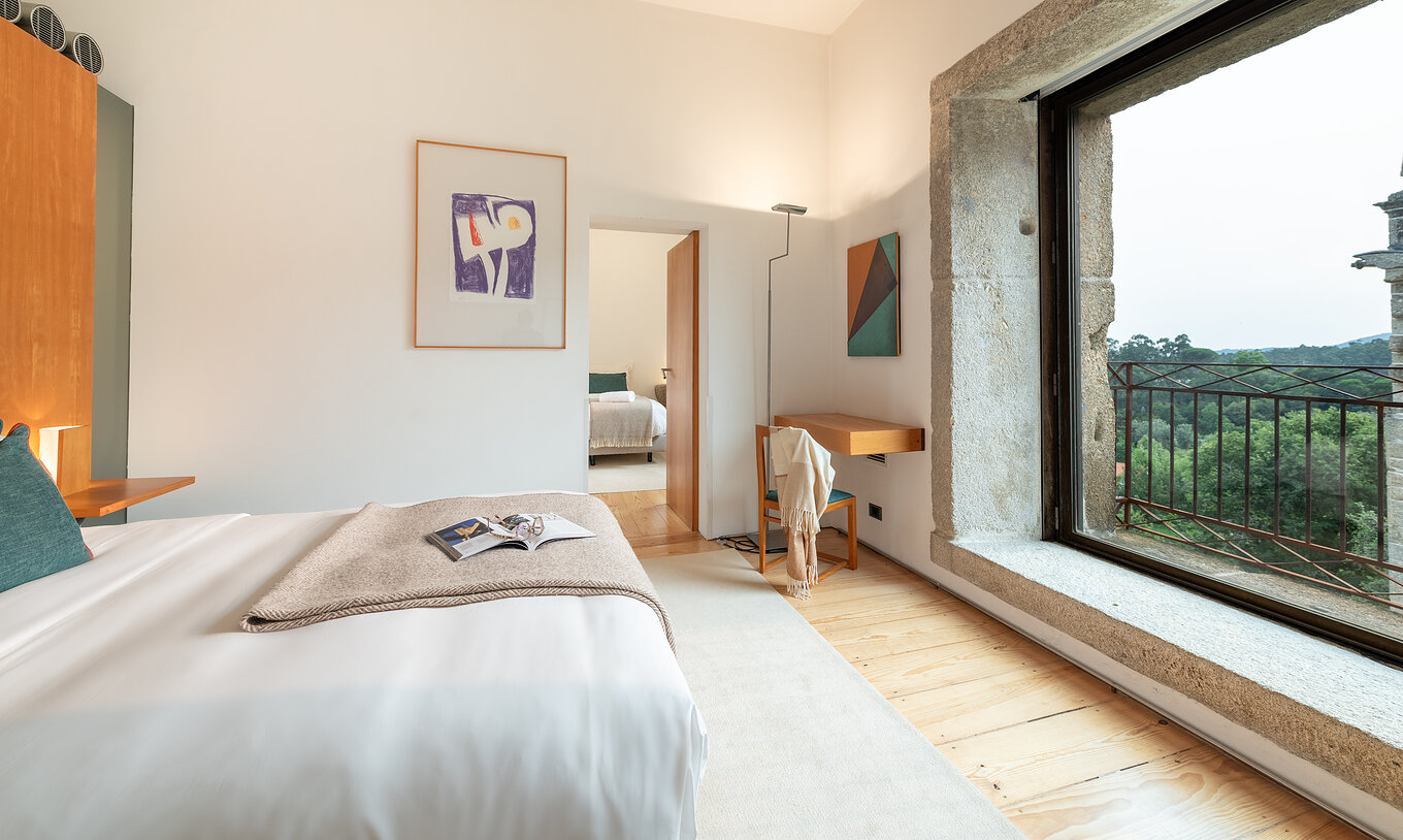El Cuarto Superior de la Pousada Mosteiro Amares tiene dos camas y una ventana grande con vista a la naturaleza