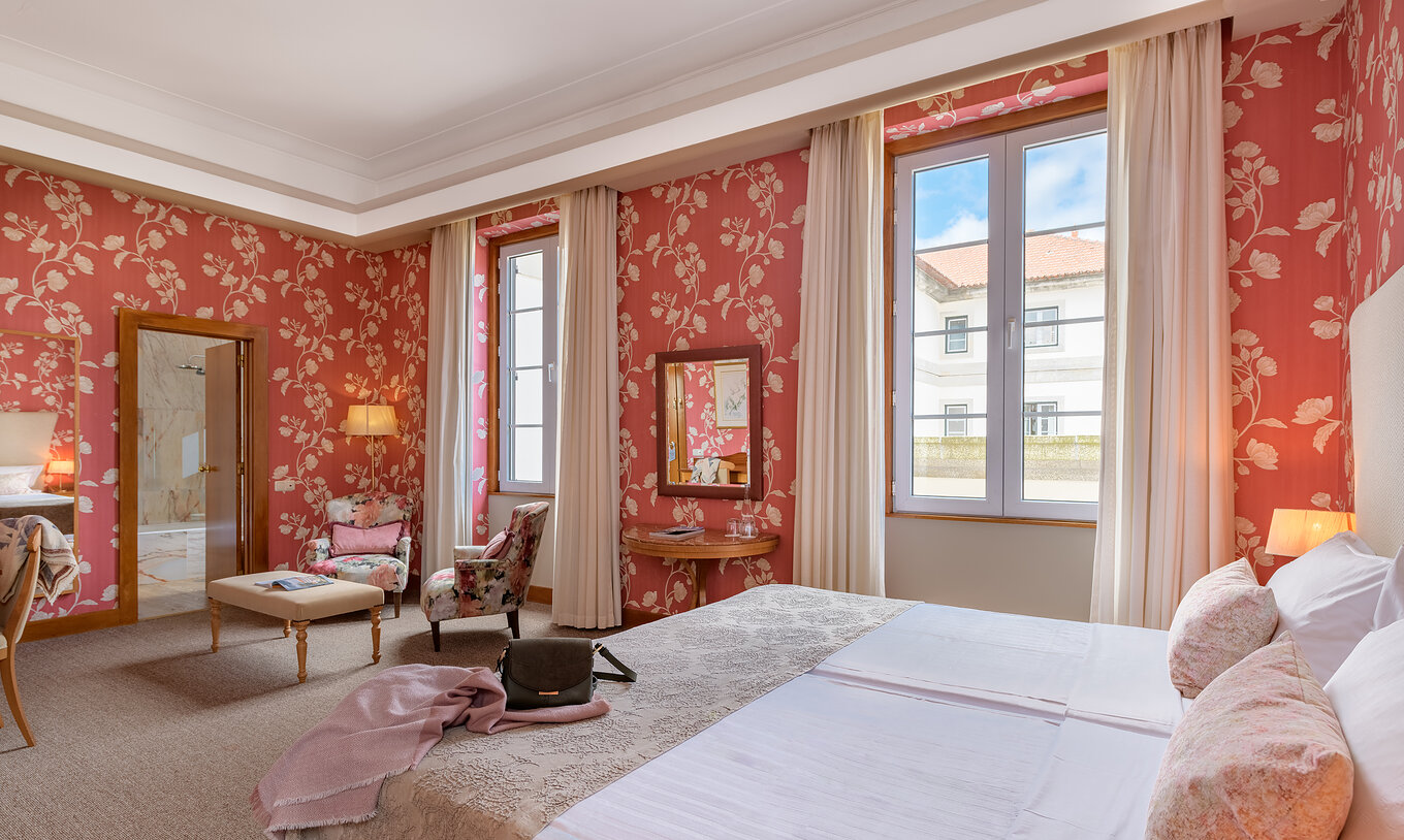 El Clásico Familia de la Pousada Viana do Castelo tiene paredes decoradas, una cama, dos ventanas y una mini sala de estar