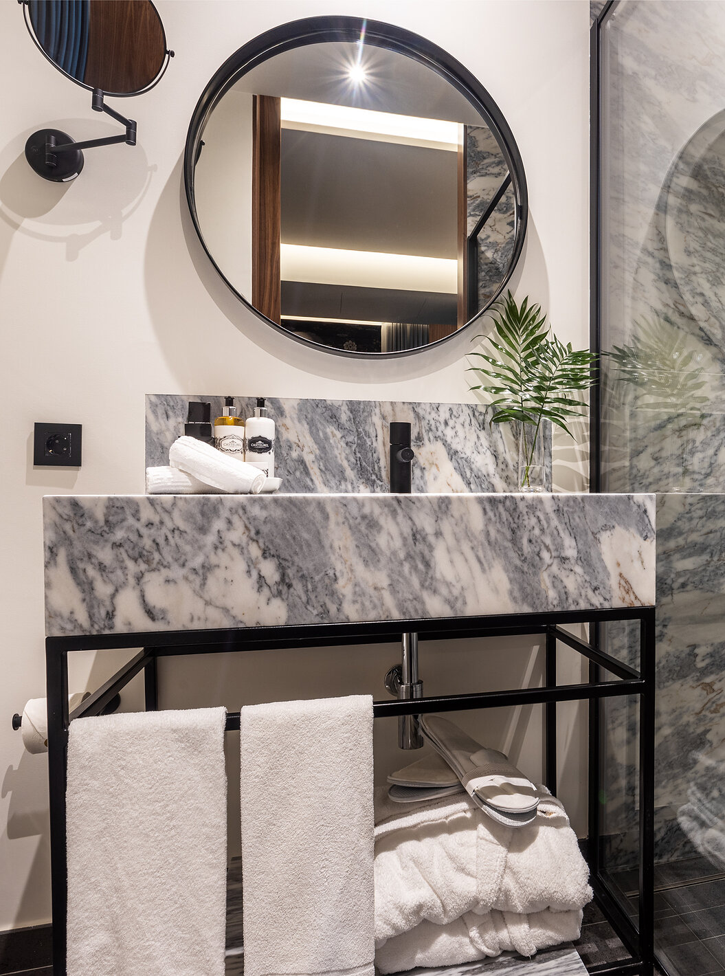 La Junior Suite de la Pousada Porto - Rua das Flores tiene un baño con detalles en negro con ducha y lavabo