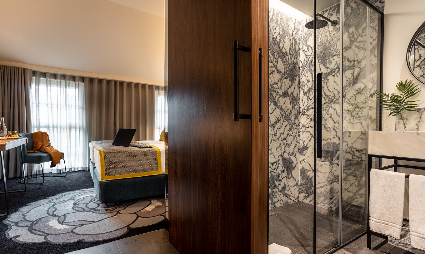 El Superior Plus de la Pousada Porto - Rua das Flores tiene un baño, una cama de casal, un sillón y una mesa