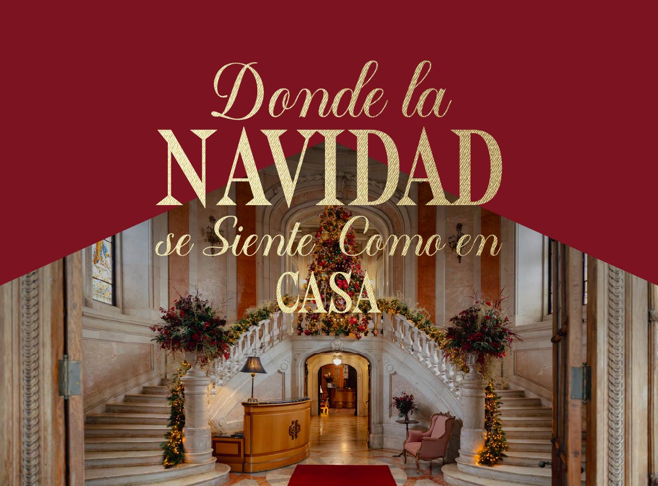 Entrada elegante con escaleras simétricas, árbol de Navidad iluminado y texto dorado sobre fondo rojo