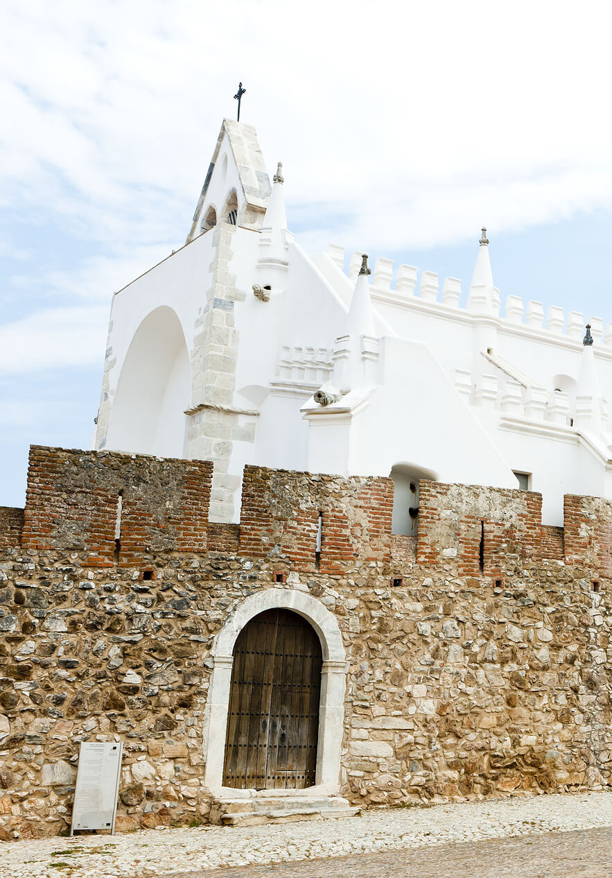 Murallas y convento blanco cerca de Pousada Convento Évora, Hotel Histórico em Évora bajo cielo claro