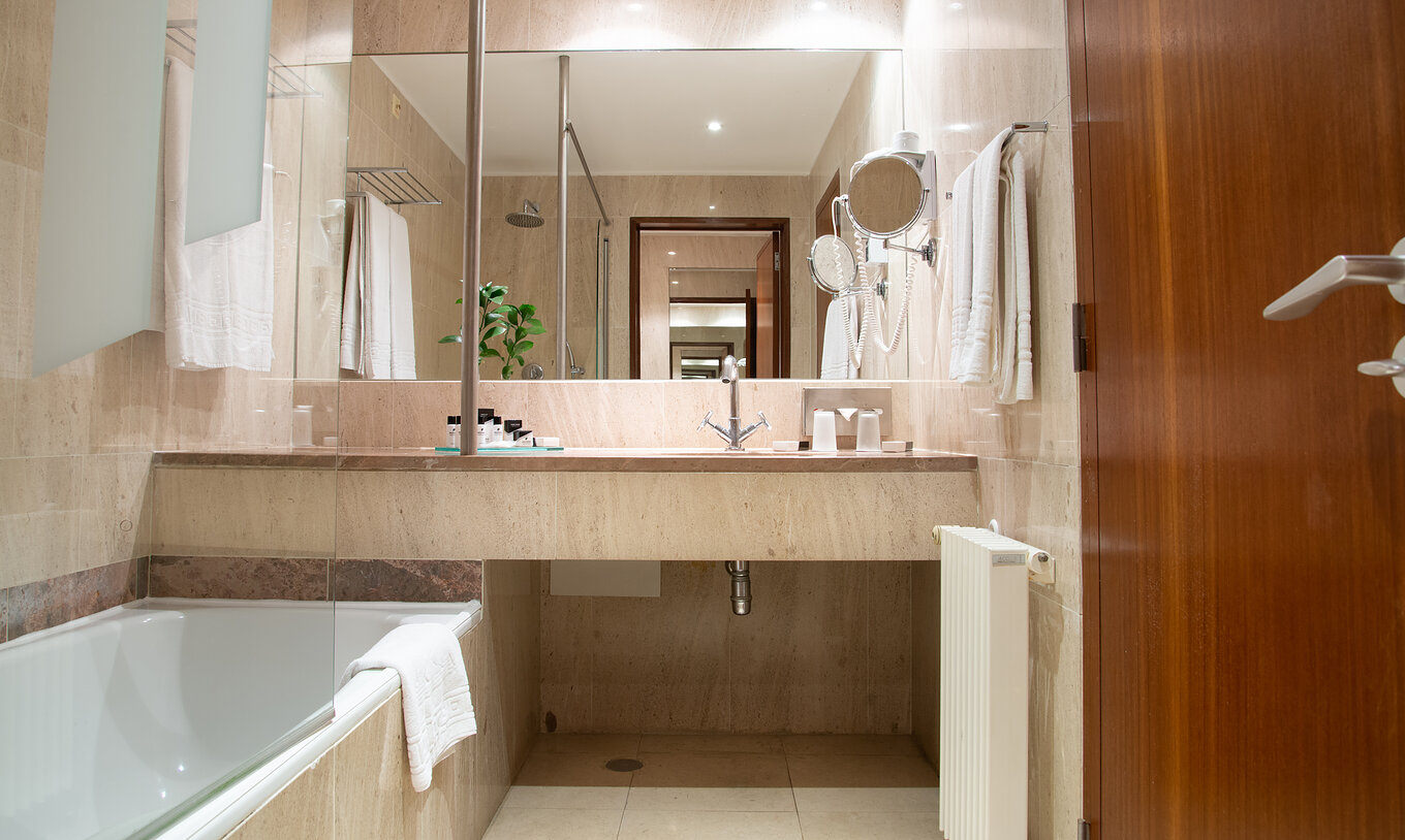 La Junior Suite de la Pousada Castelo Alcácer do Sal tiene un baño con bañera, lavabo y espejo