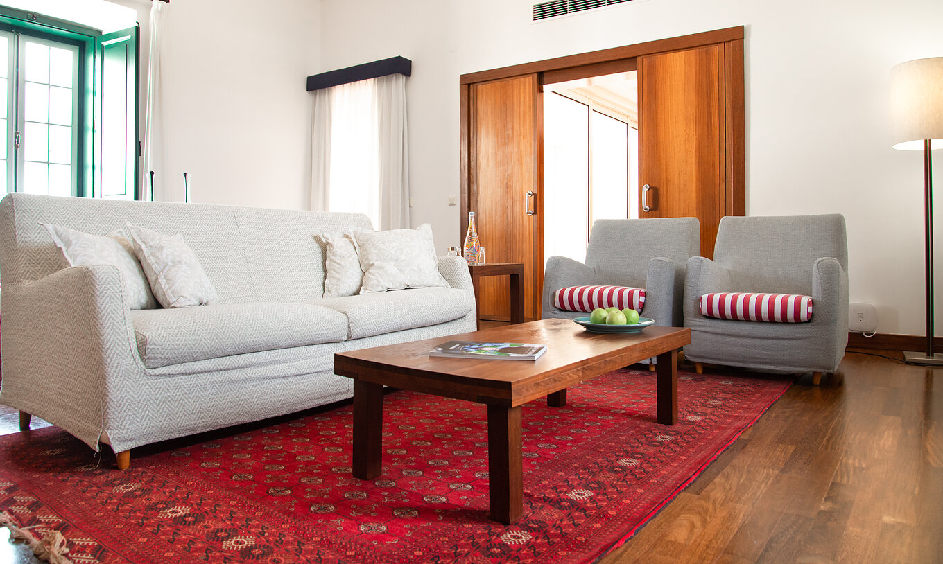 La Special Suite de la Pousada Castelo Alcácer do Sal tiene un sofá, dos sillones, una alfombra roja y una mesa