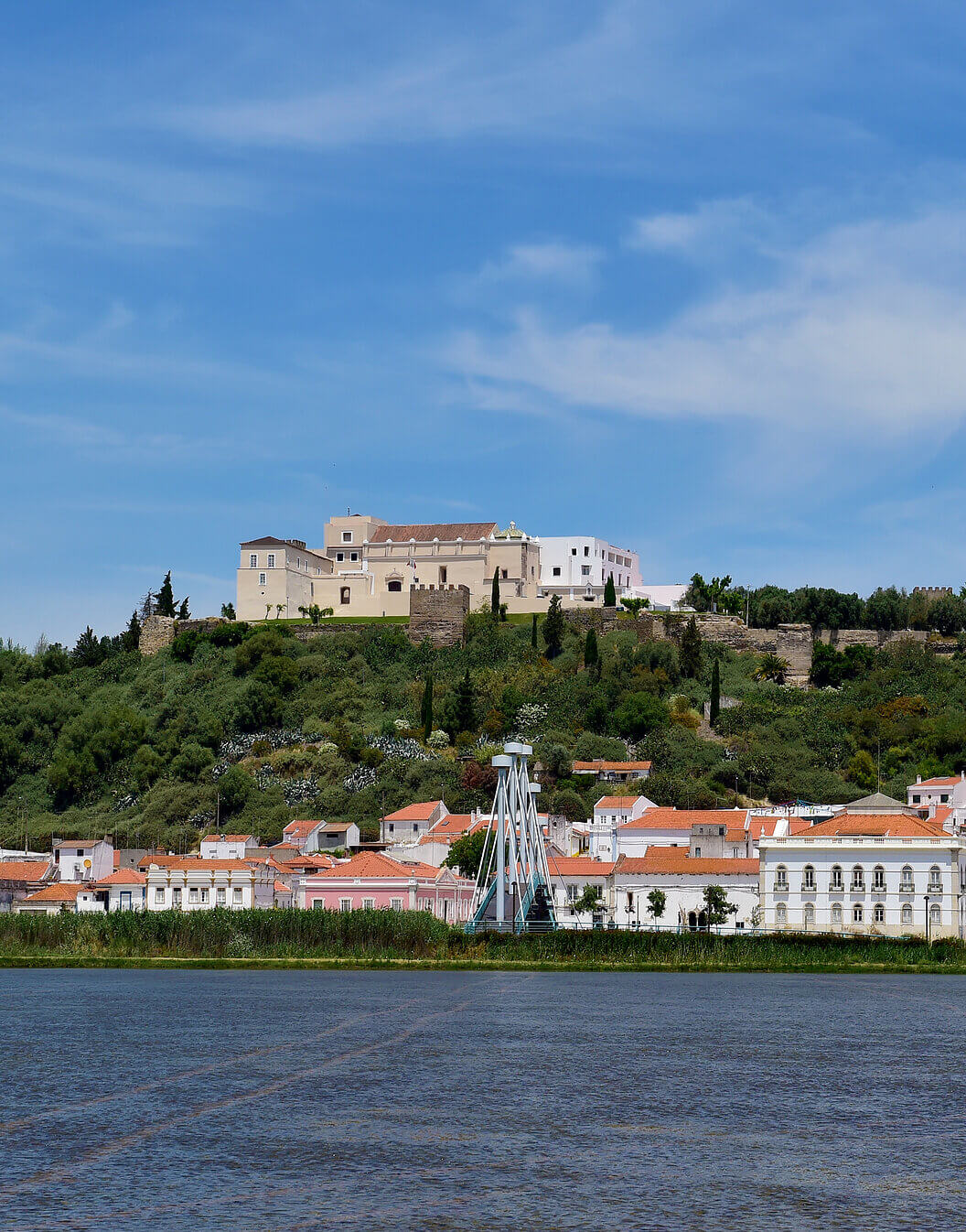 Exterior de Pousada Castelo Alcácer do Sal hotel histórico en Alcácer rodeado de vegetación