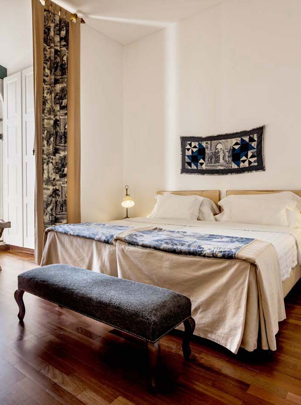 El Quarto Superior de la Pousada Castelo Alvito tiene dos camas, dos mesas de noche y una ventana con persianas y cortinas