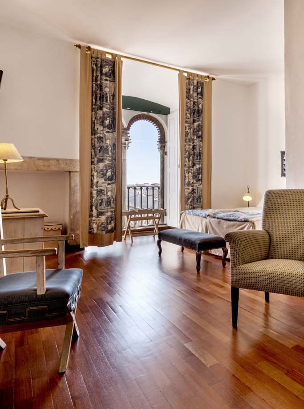 El Quarto Superior de la Pousada Castelo Alvito tiene un pasillo en la entrada con tres sillas, una televisión y cuadros