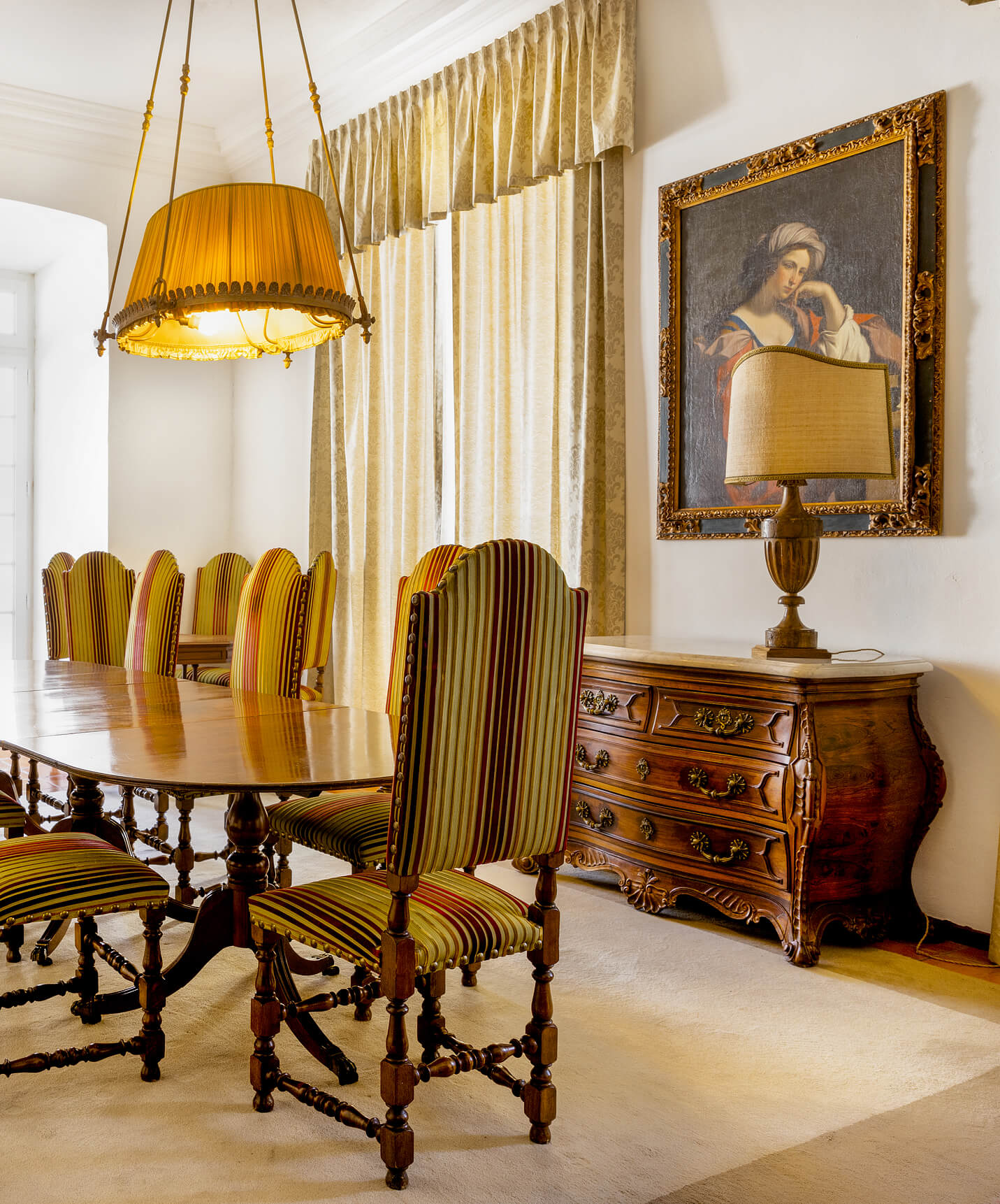 Sala de eventos elegante del Hotel en el Centro Histórico de Estremoz, con mesa larga, candelabro colgante y pintura clásica