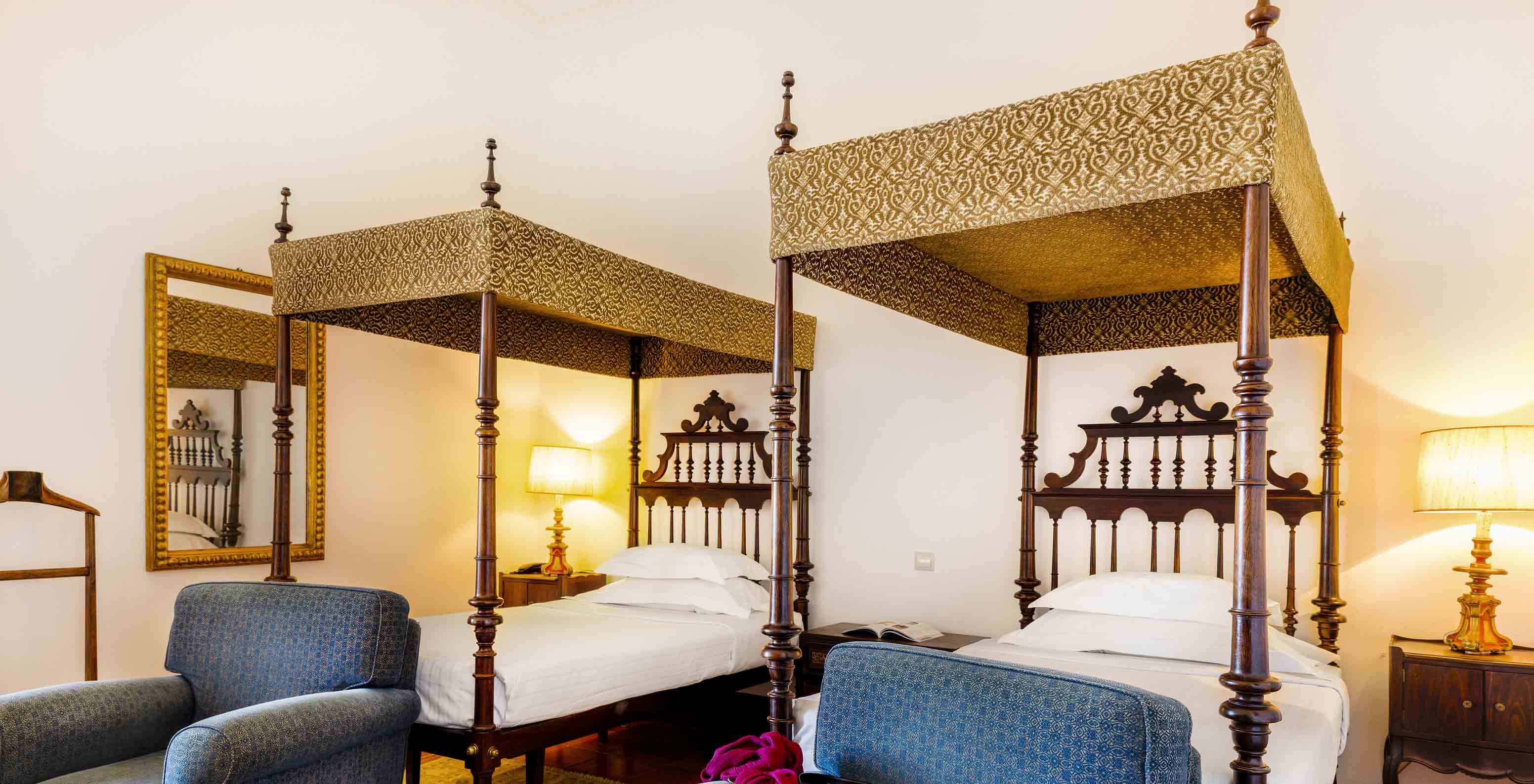 La Habitación Superior tiene dos camas, mesilla con lámpara y dos sillones en la Pousada Castelo Estremoz