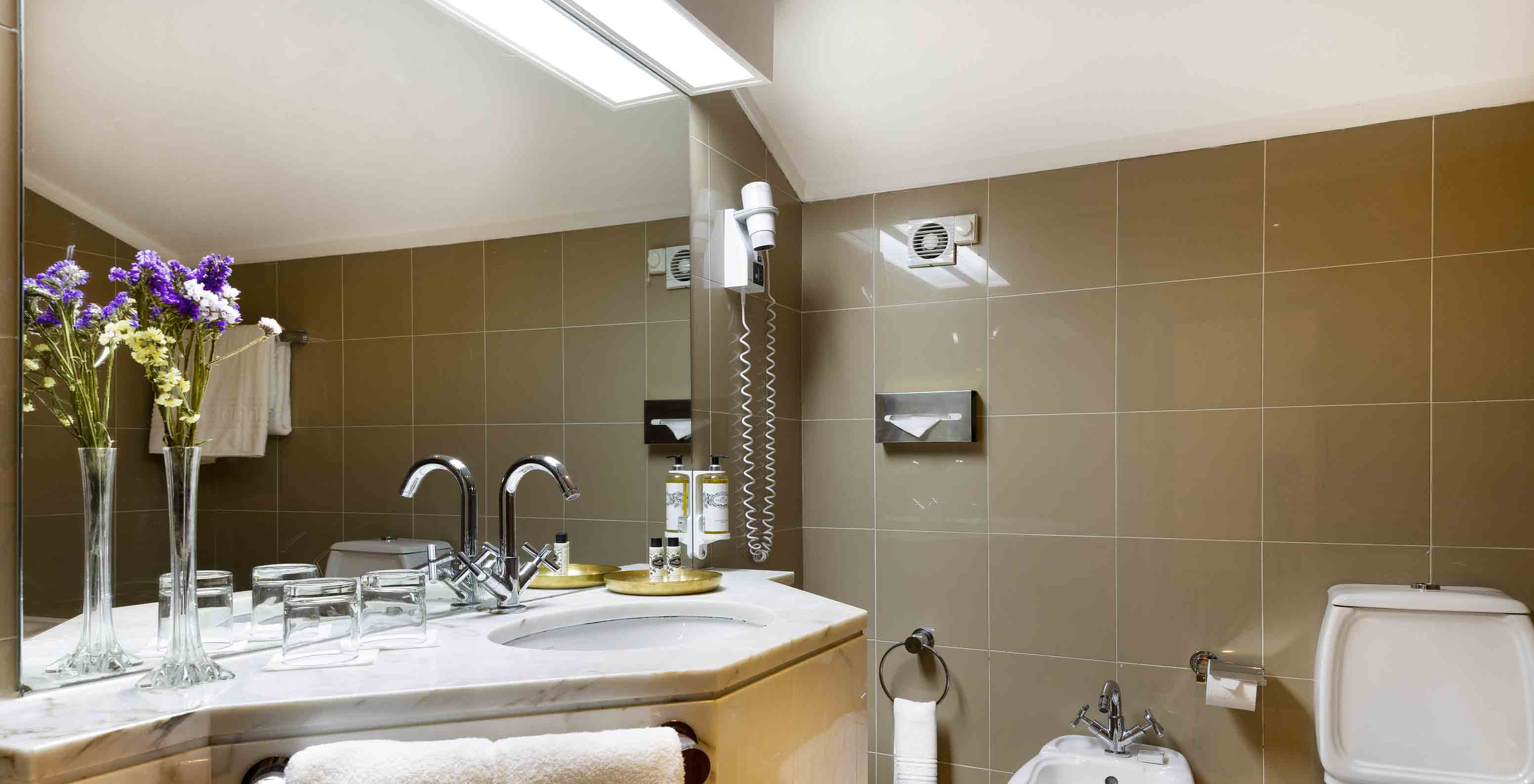 La Familiar Superior tiene lavabo grande, espejo, toallas, bidé y váter en la Pousada Castelo Estremoz