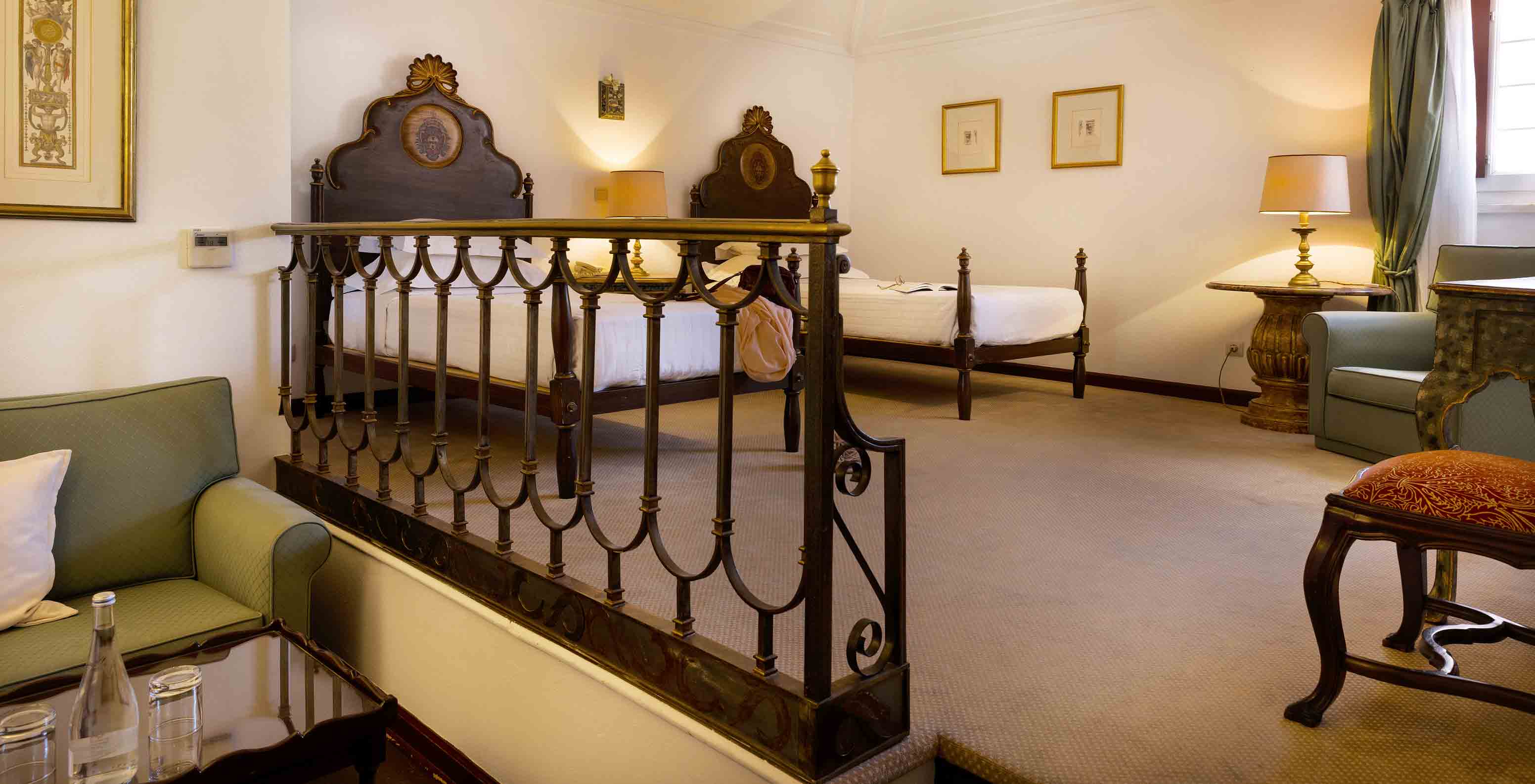 La Familiar Superior tiene lavabo grande, espejo, toallas, bidé y váter en la Pousada Castelo Estremoz