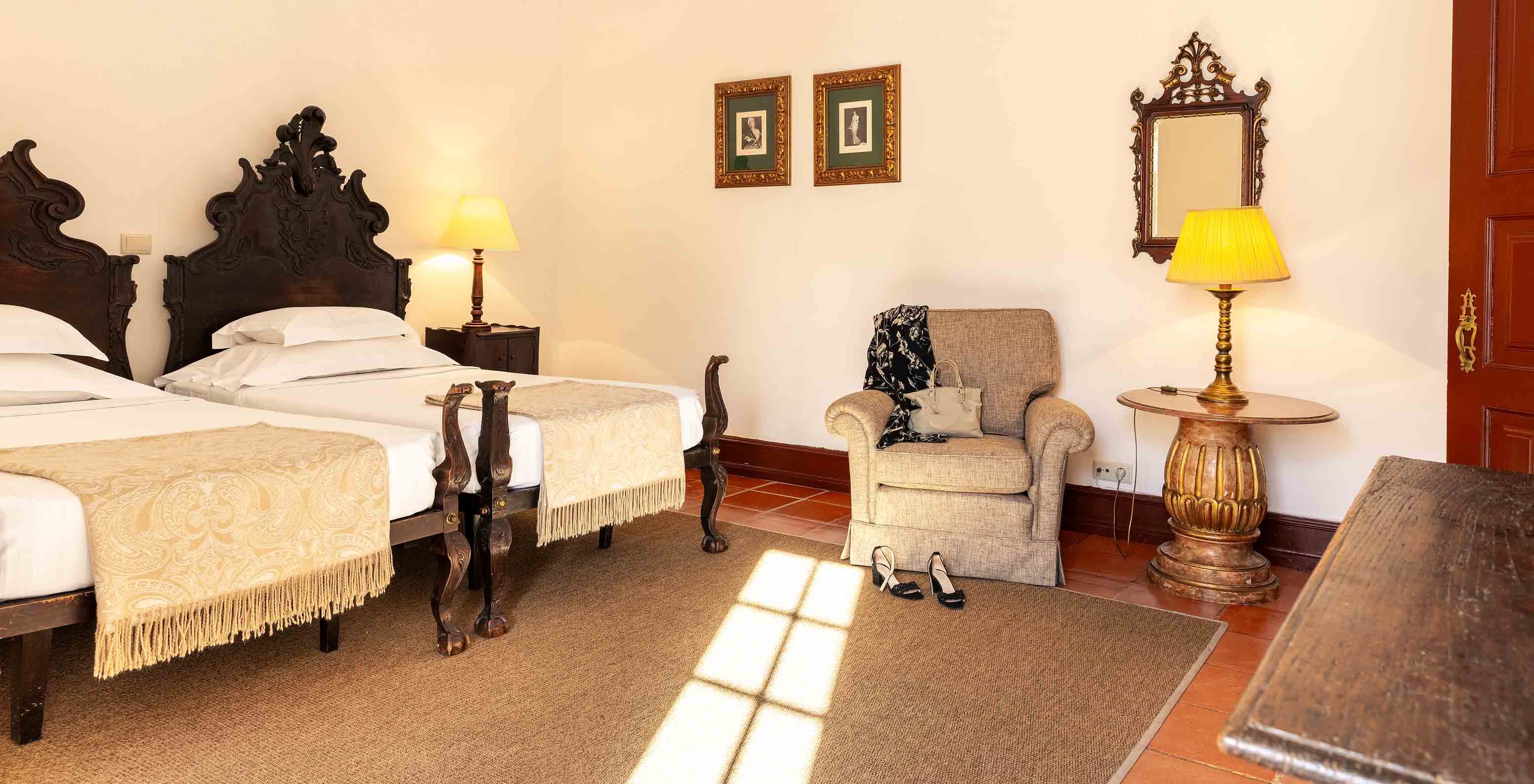 La Habitación Superior Familiar de la Pousada Castelo Estremoz tiene dos camas de madera oscura y un edredón amarillo