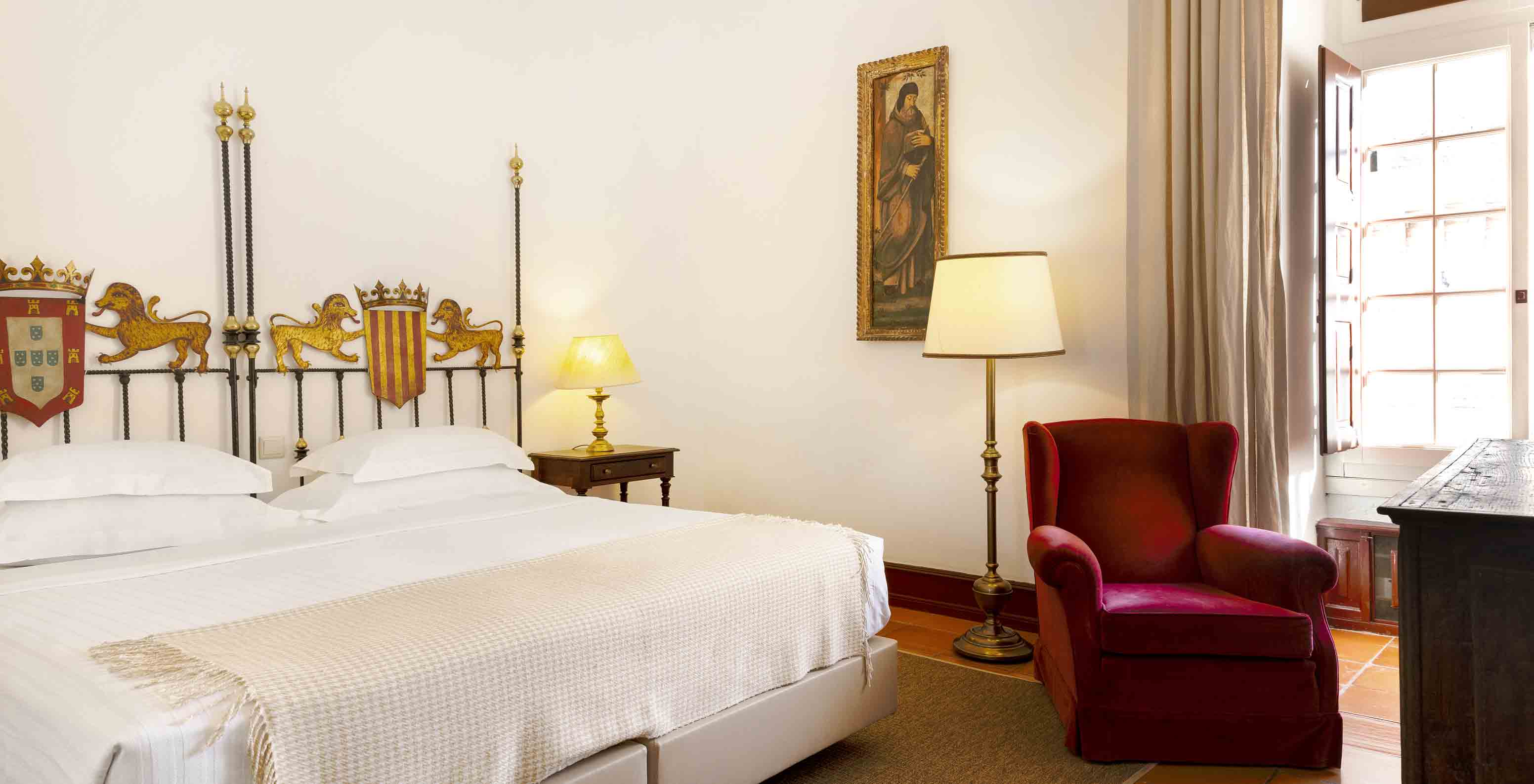 La Habitación Superior tiene cama doble, mesilla y sillón en la Pousada Castelo Estremoz