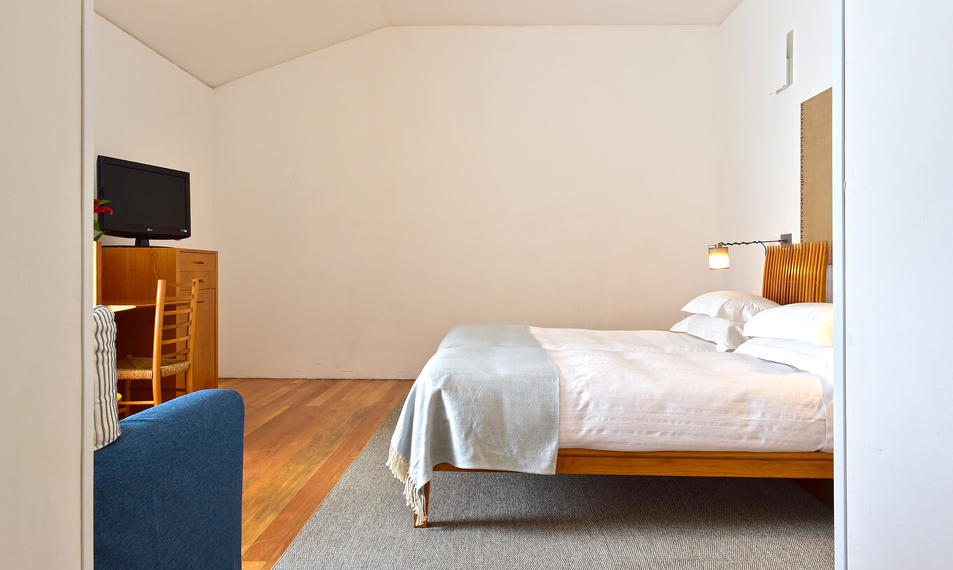 La Junior Suite de la Pousada Convento Arraiolos tiene dos camas individuales y un escritorio con televisión