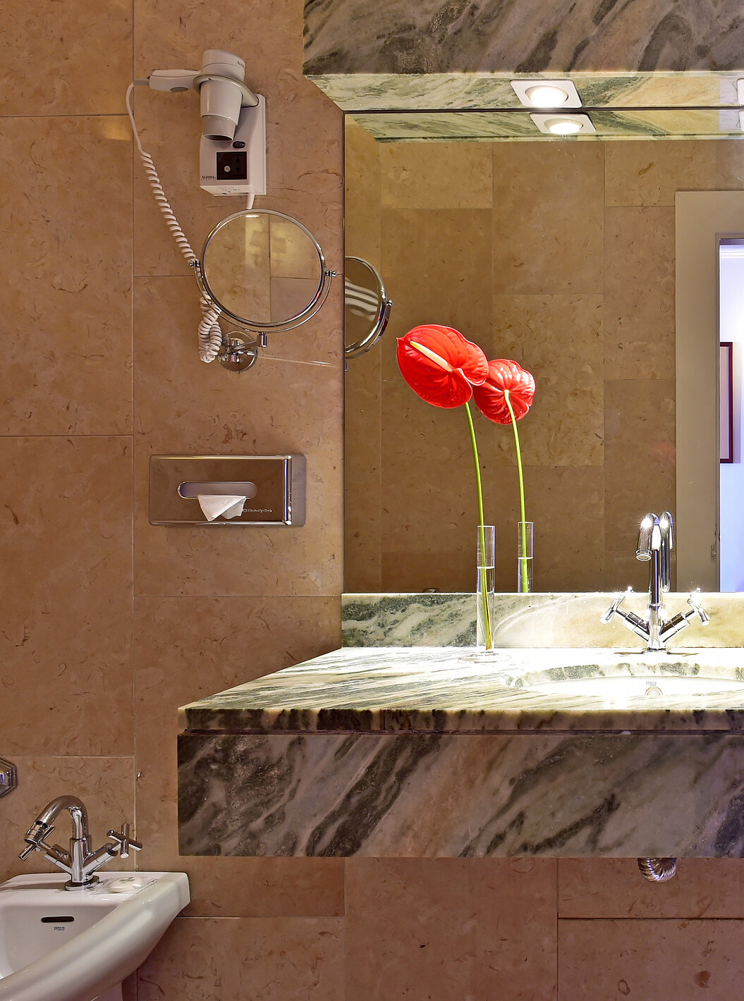 La Habitación Clásica de la Pousada Convento Beja tiene un balcón con lavabo, un espejo grande y una flor decorativa