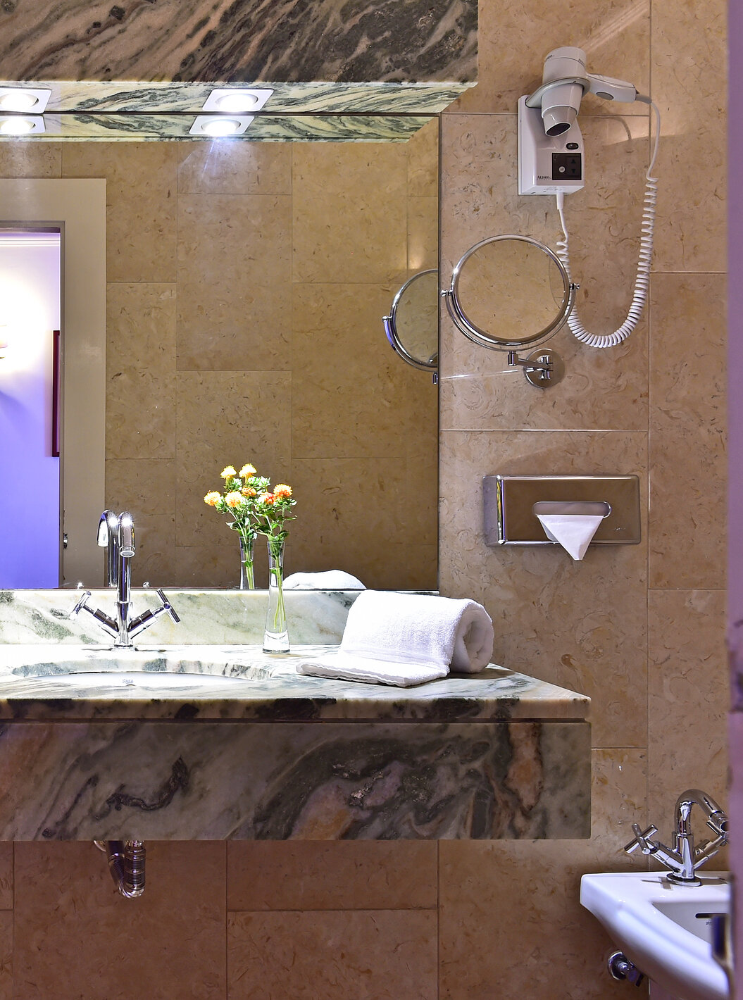 La Habitación Pousada Family de la Pousada Convento Beja tiene un balcón con lavabo, un espejo grande y una flor decorativa