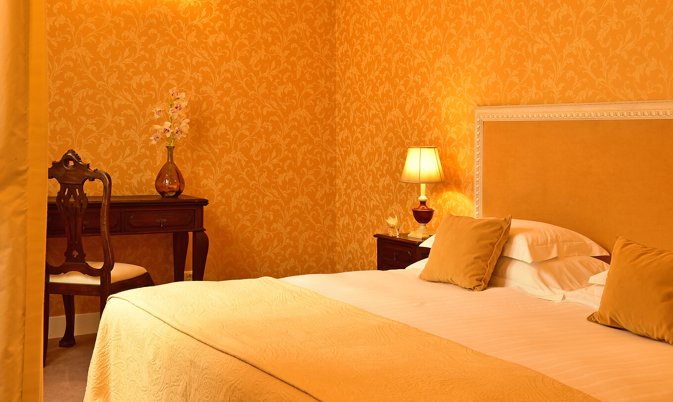 La Suite Especial de la Pousada Convento Évora cuenta con una cama de matrimonio, con una mesa de noche y un escritorio