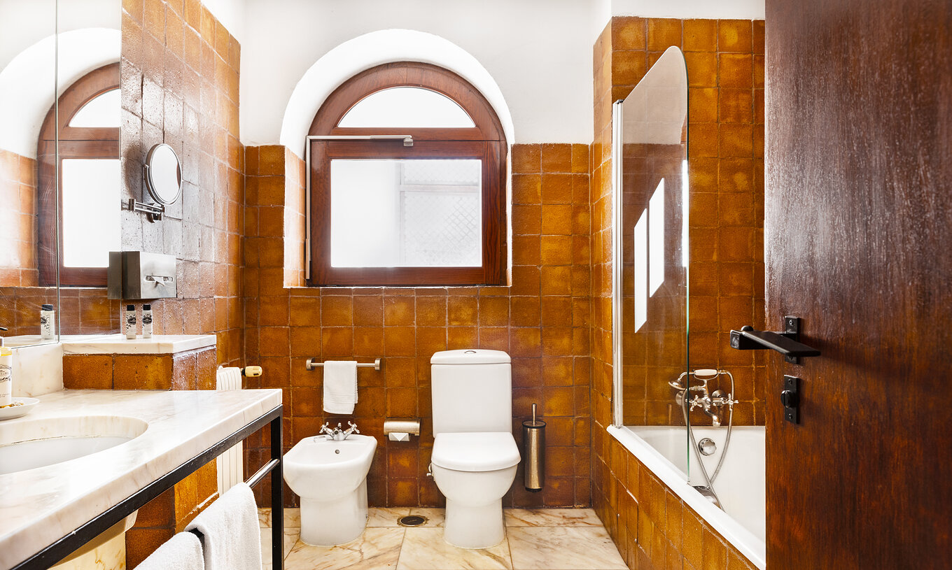 El Cuarto Familia Clásica de la Pousada Convento Vila Viçosa tiene una bañera, un inodoro, un bidé y un espejo
